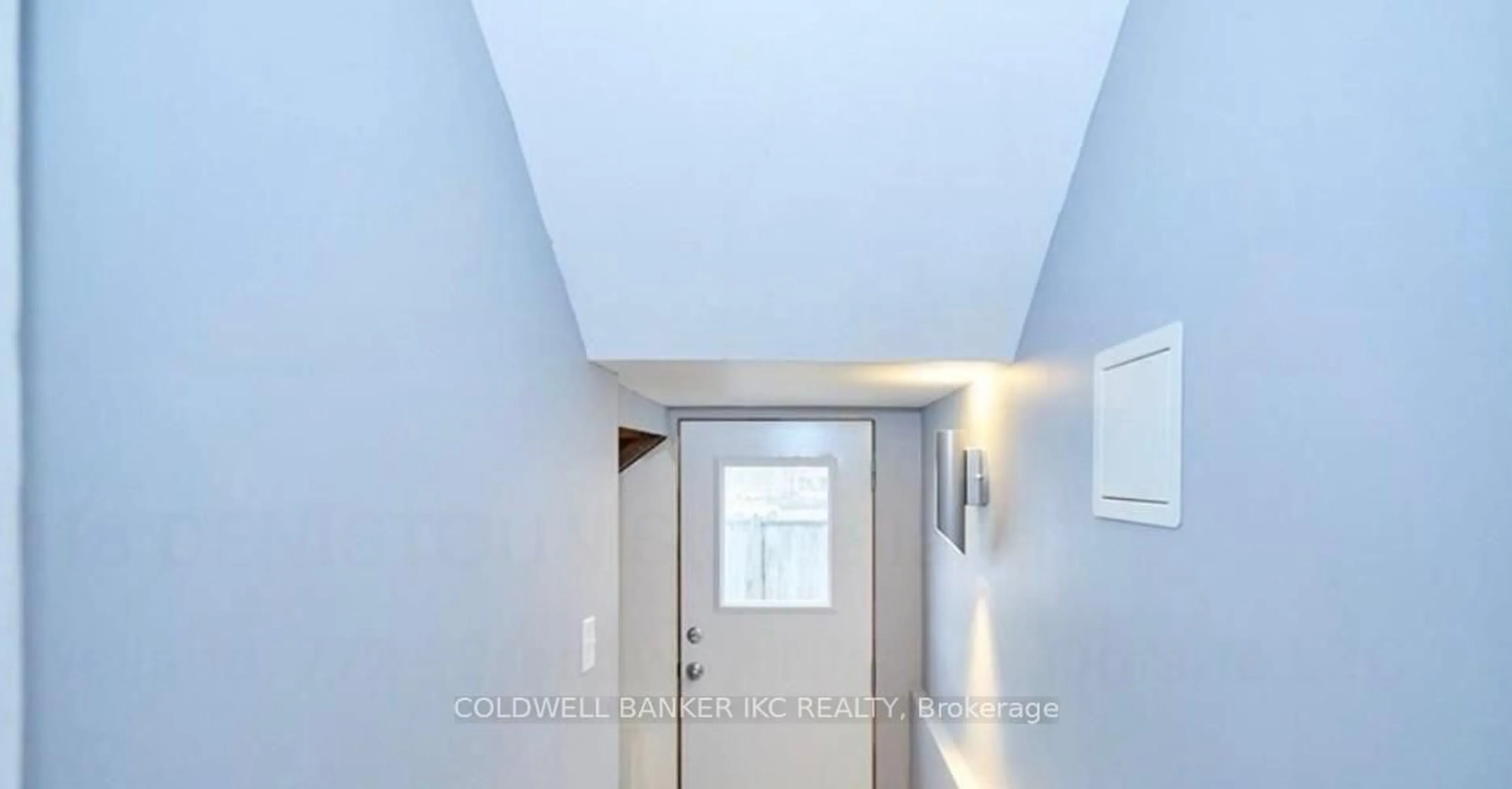 Indoor entryway for 118 Denistoun St, Welland Ontario L3C 1V2