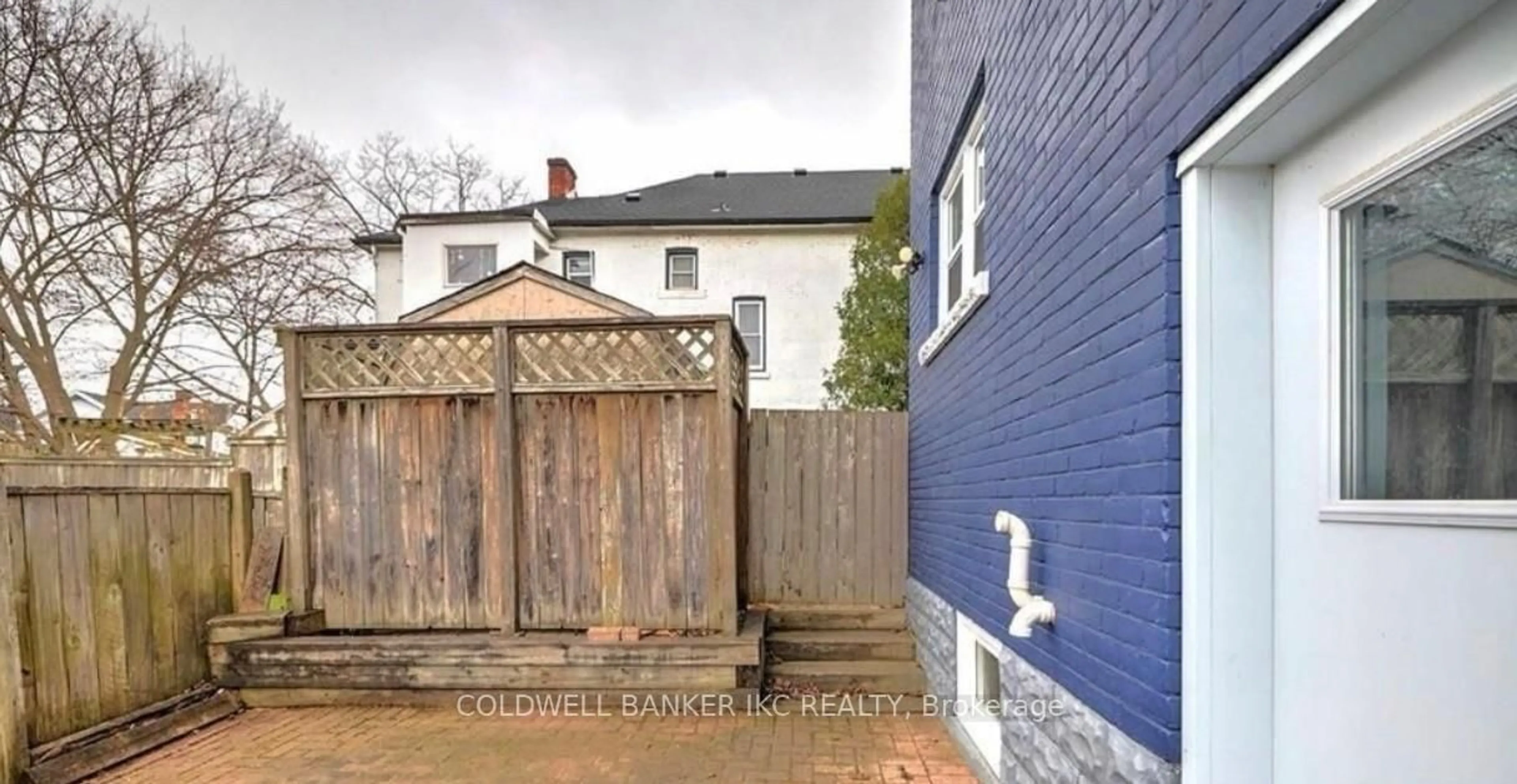 A pic from outside/outdoor area/front of a property/back of a property/a pic from drone, street for 118 Denistoun St, Welland Ontario L3C 1V2