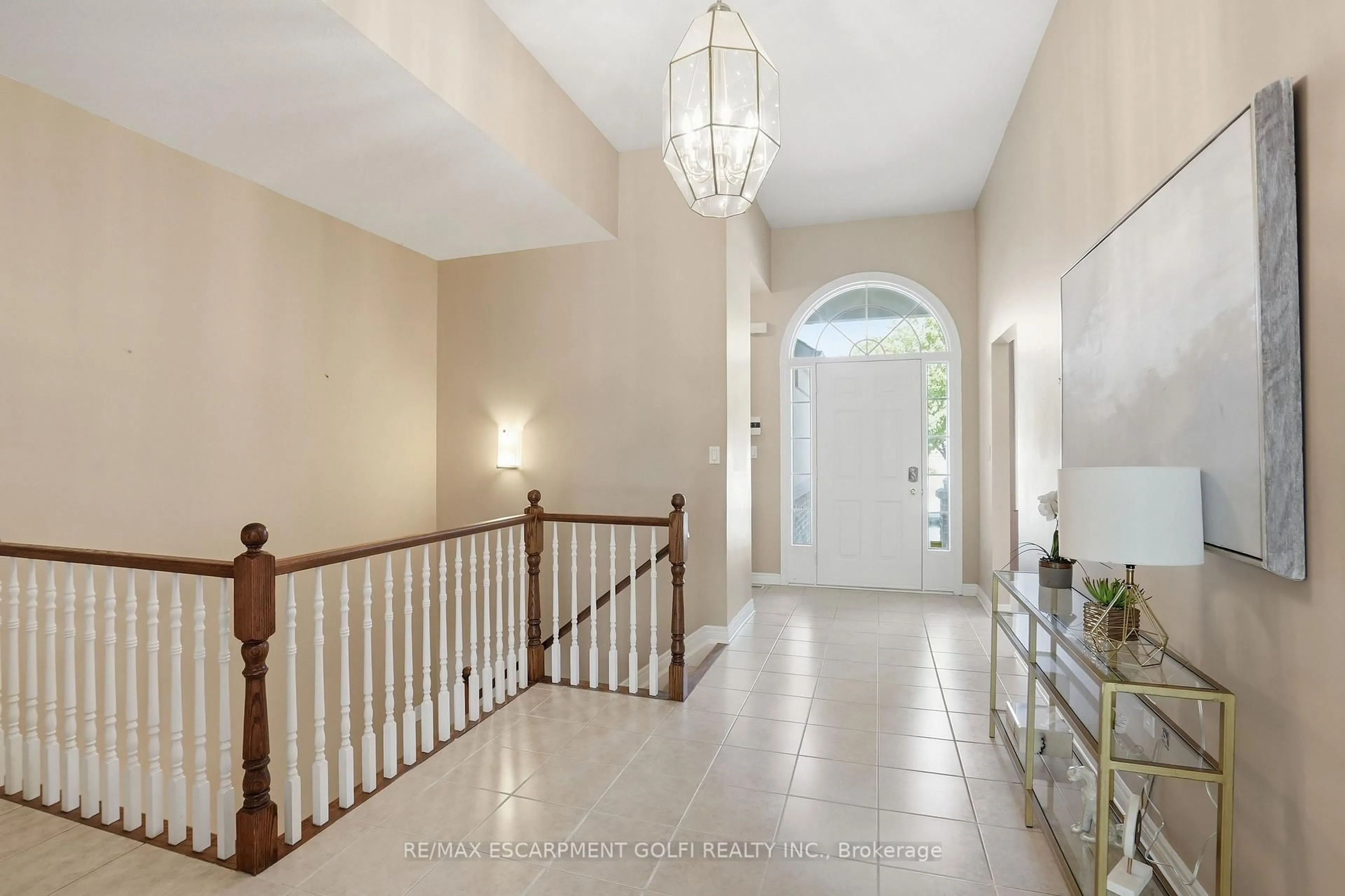 Indoor foyer for 58 Glendale Ave #12, St. Catharines Ontario L2T 2J3