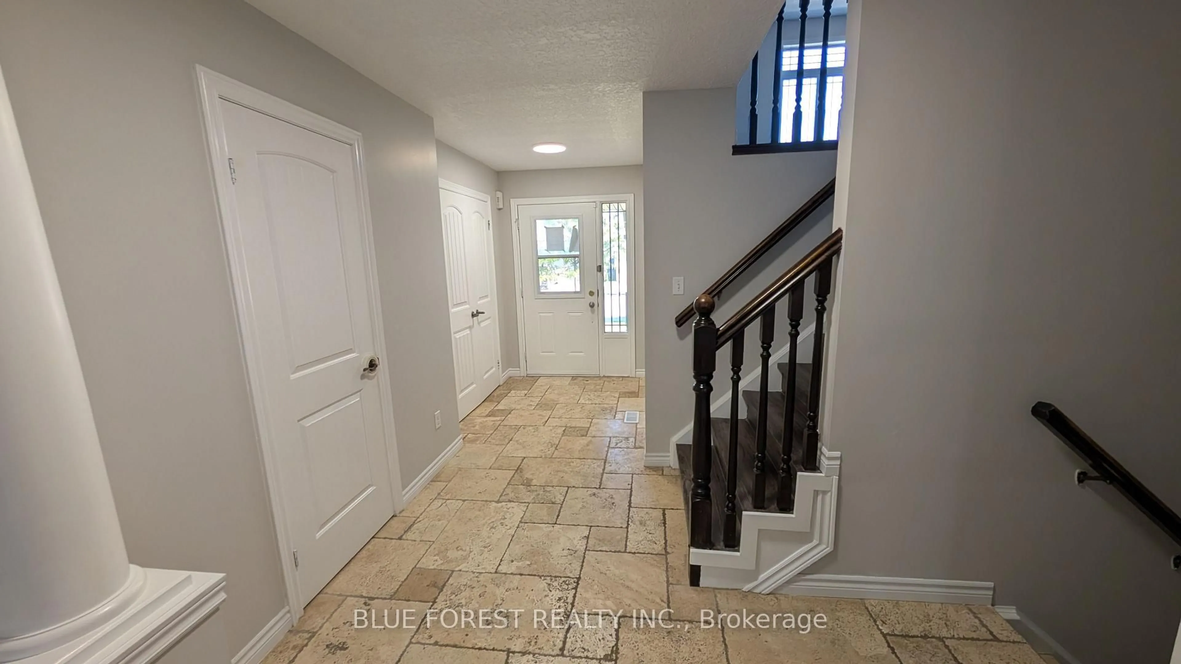Indoor entryway for 904 Frontenac Cres, Woodstock Ontario N4V 0A8