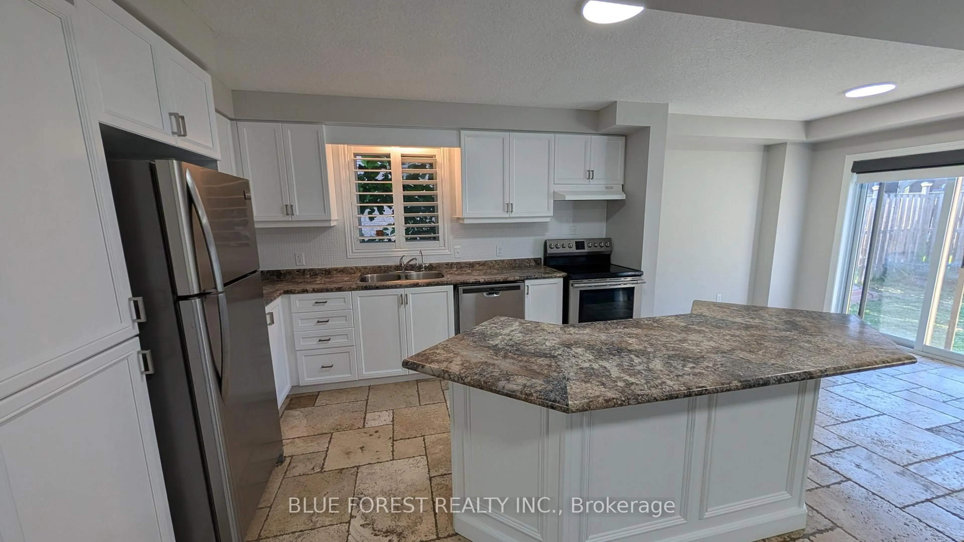Open concept kitchen, ceramic/tile floor for 904 Frontenac Cres, Woodstock Ontario N4V 0A8