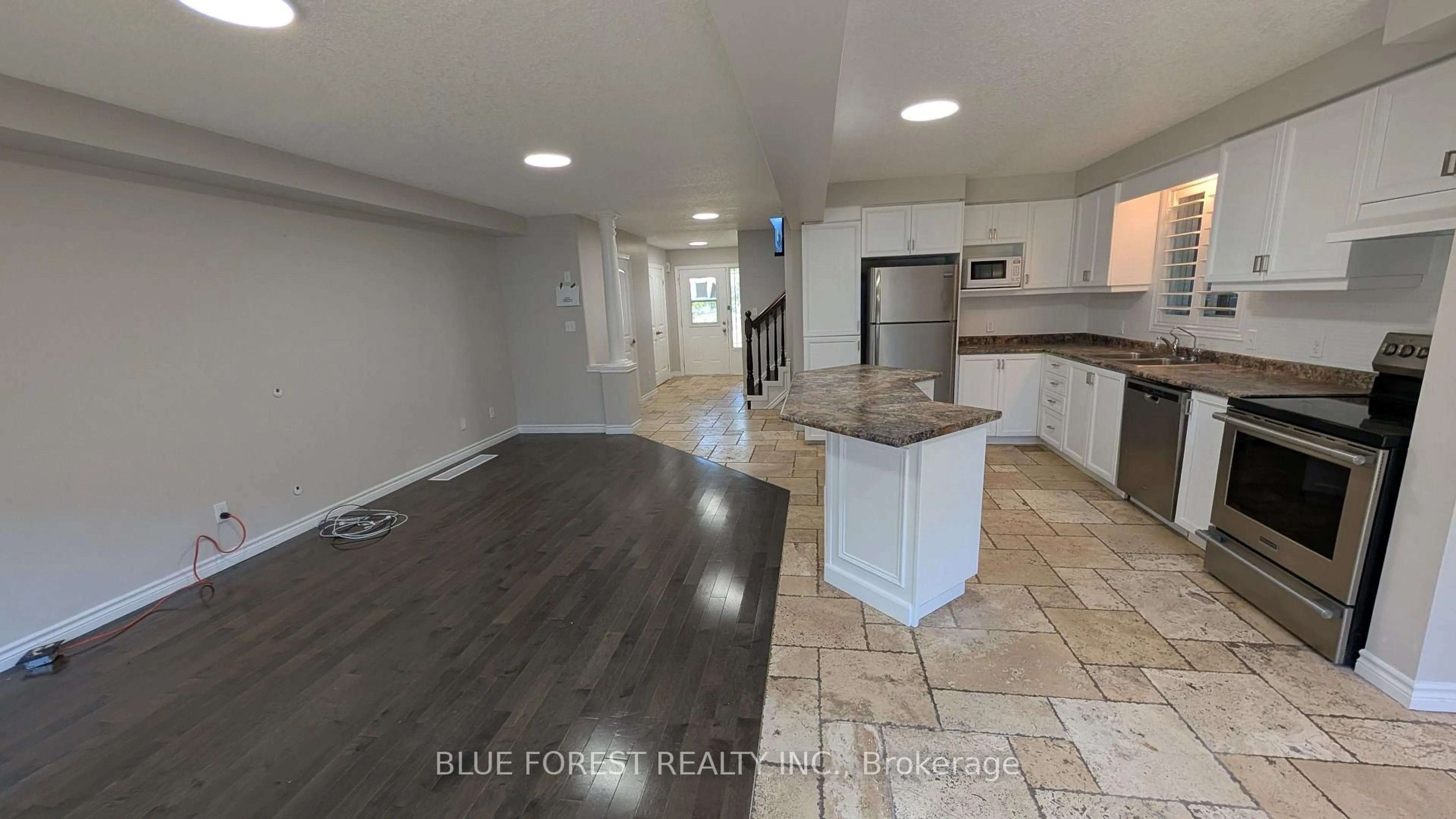Open concept kitchen, ceramic/tile floor for 904 Frontenac Cres, Woodstock Ontario N4V 0A8
