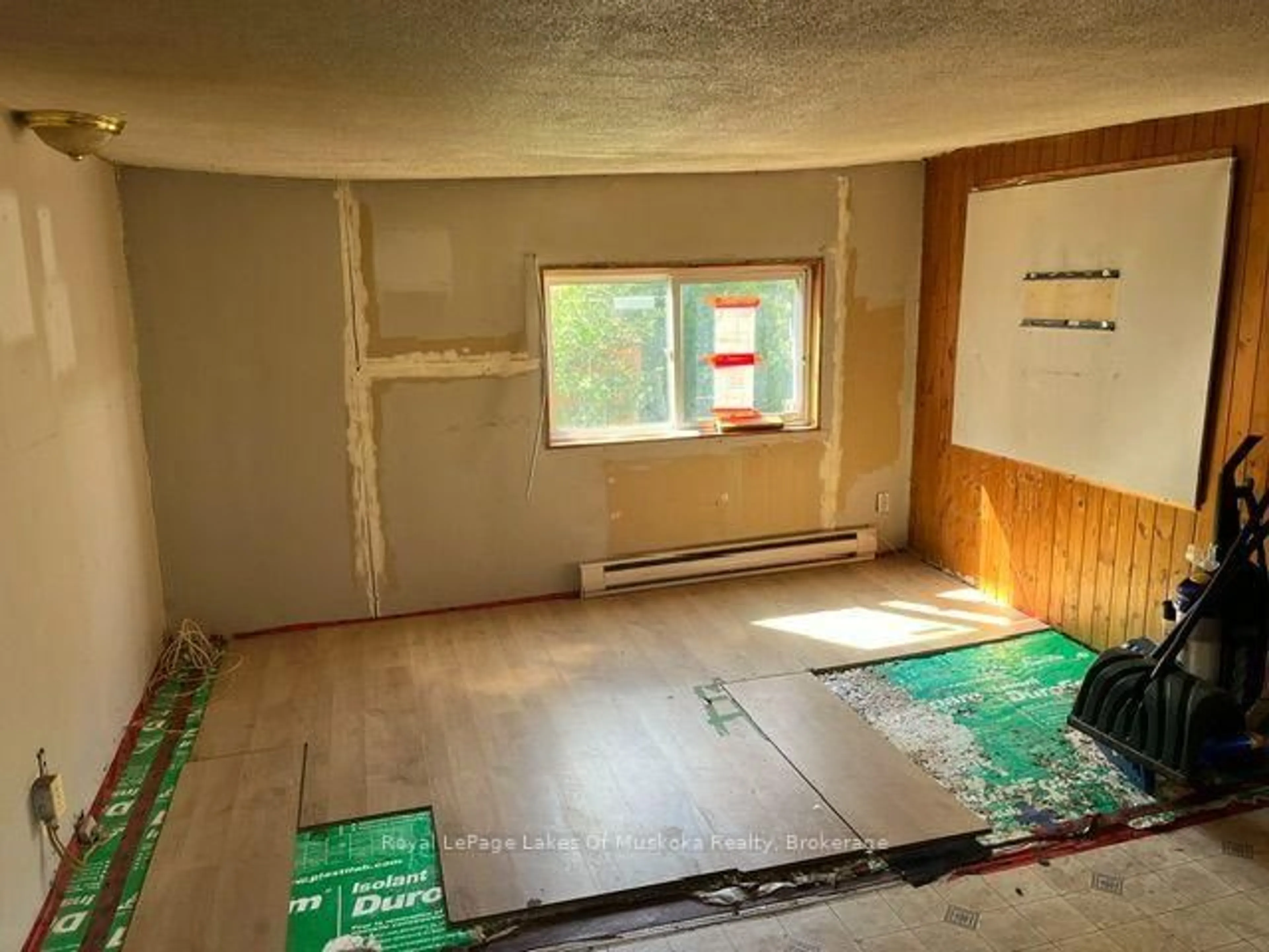 A pic of a room for 39 94 Highway, East Ferris Ontario P0H 1K0
