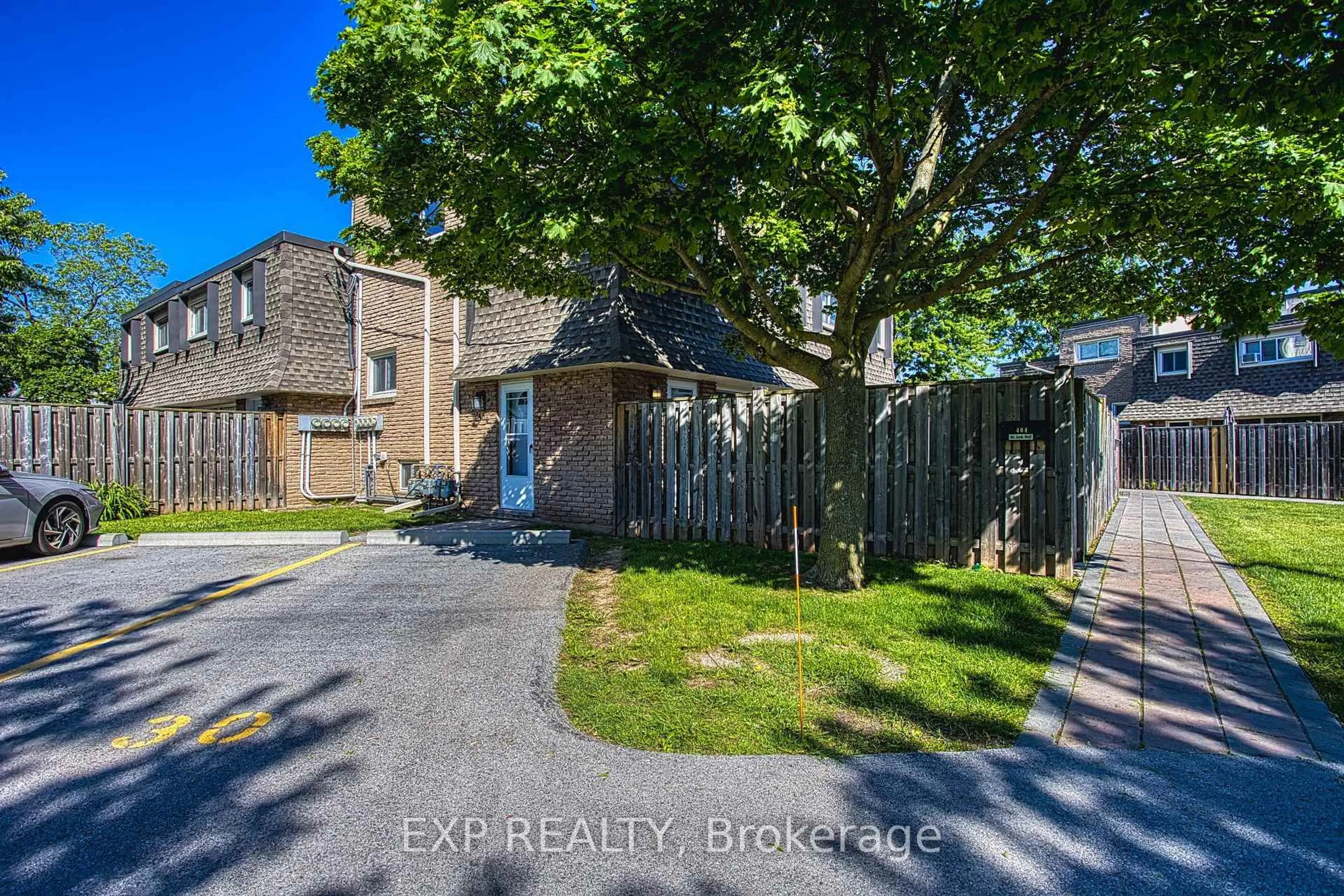 A pic from outside/outdoor area/front of a property/back of a property/a pic from drone, street for 7 Viking Crt #404, Grimsby Ontario L3M 3T8