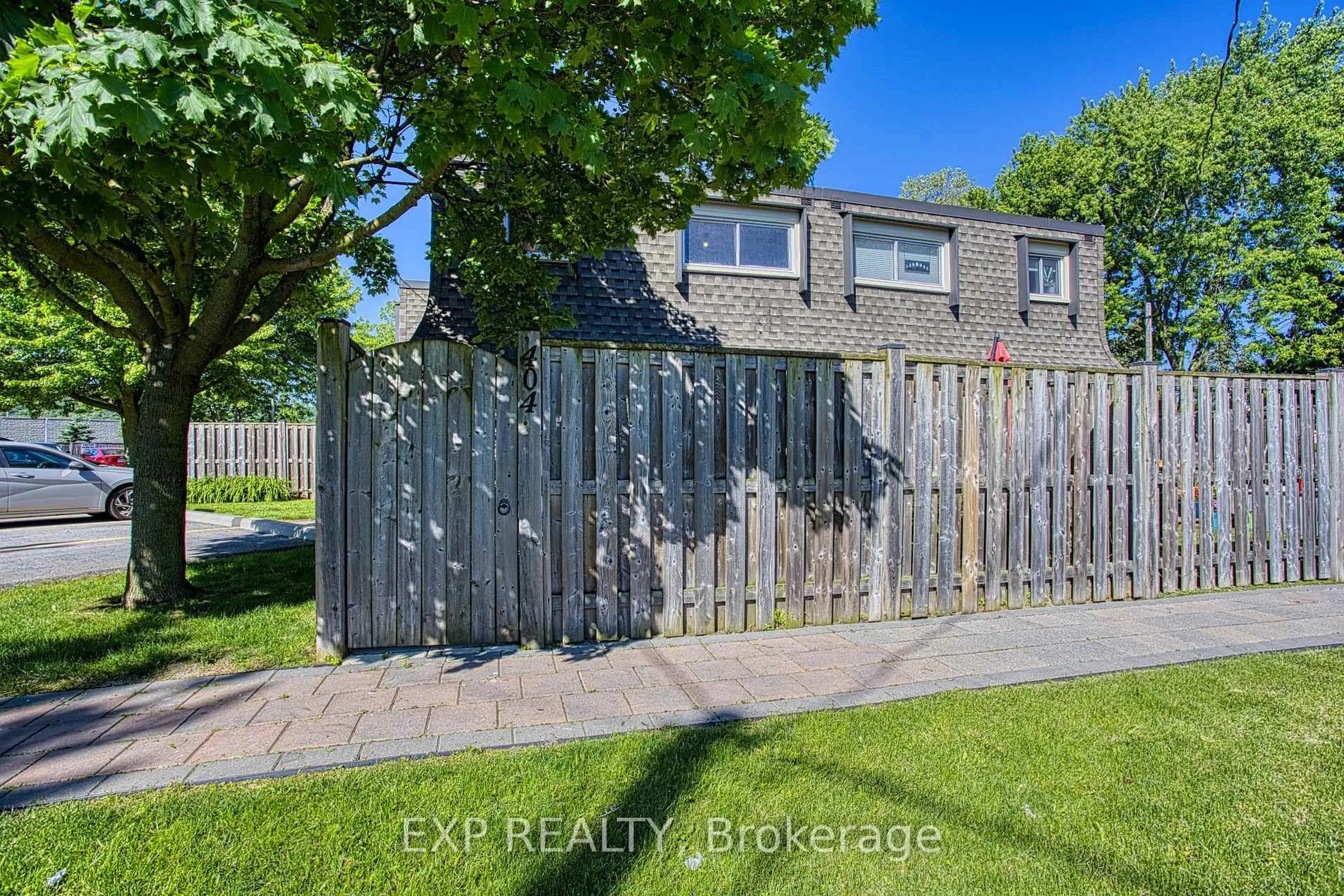 A pic from outside/outdoor area/front of a property/back of a property/a pic from drone, street for 7 Viking Crt #404, Grimsby Ontario L3M 3T8