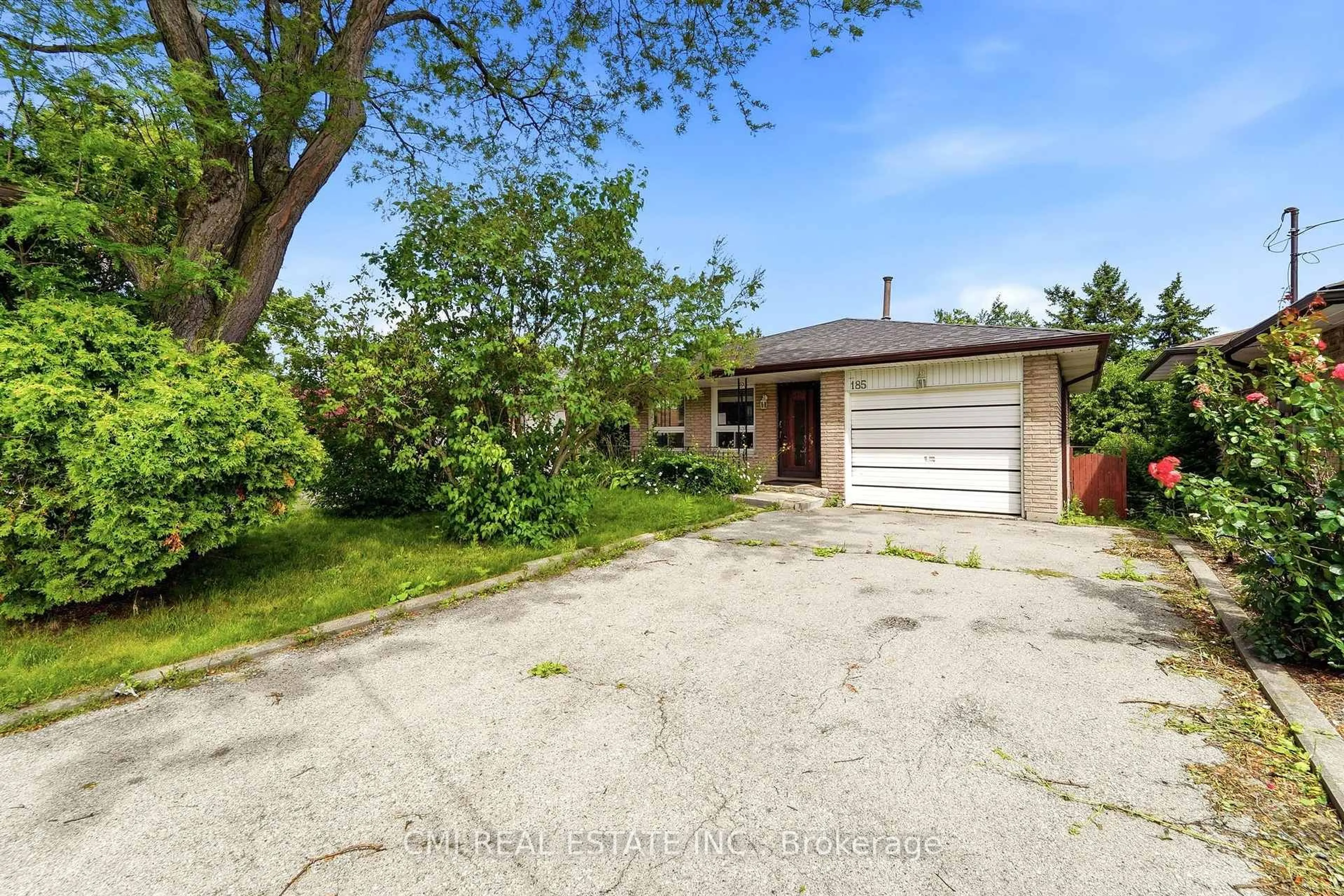 A pic from outside/outdoor area/front of a property/back of a property/a pic from drone, street for 185 Lavina Cres, Hamilton Ontario L9C 5S8