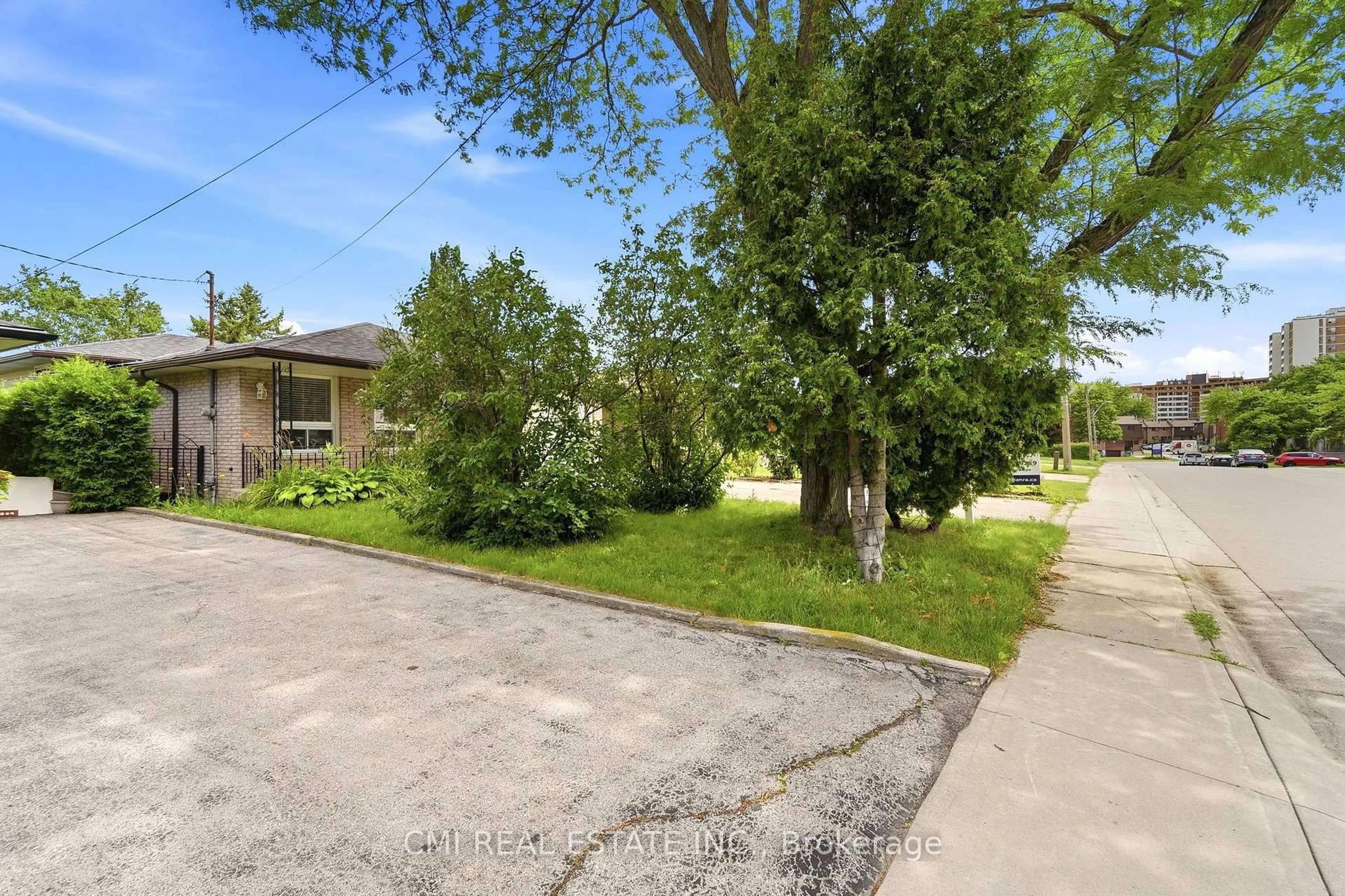 A pic from outside/outdoor area/front of a property/back of a property/a pic from drone, street for 185 Lavina Cres, Hamilton Ontario L9C 5S8