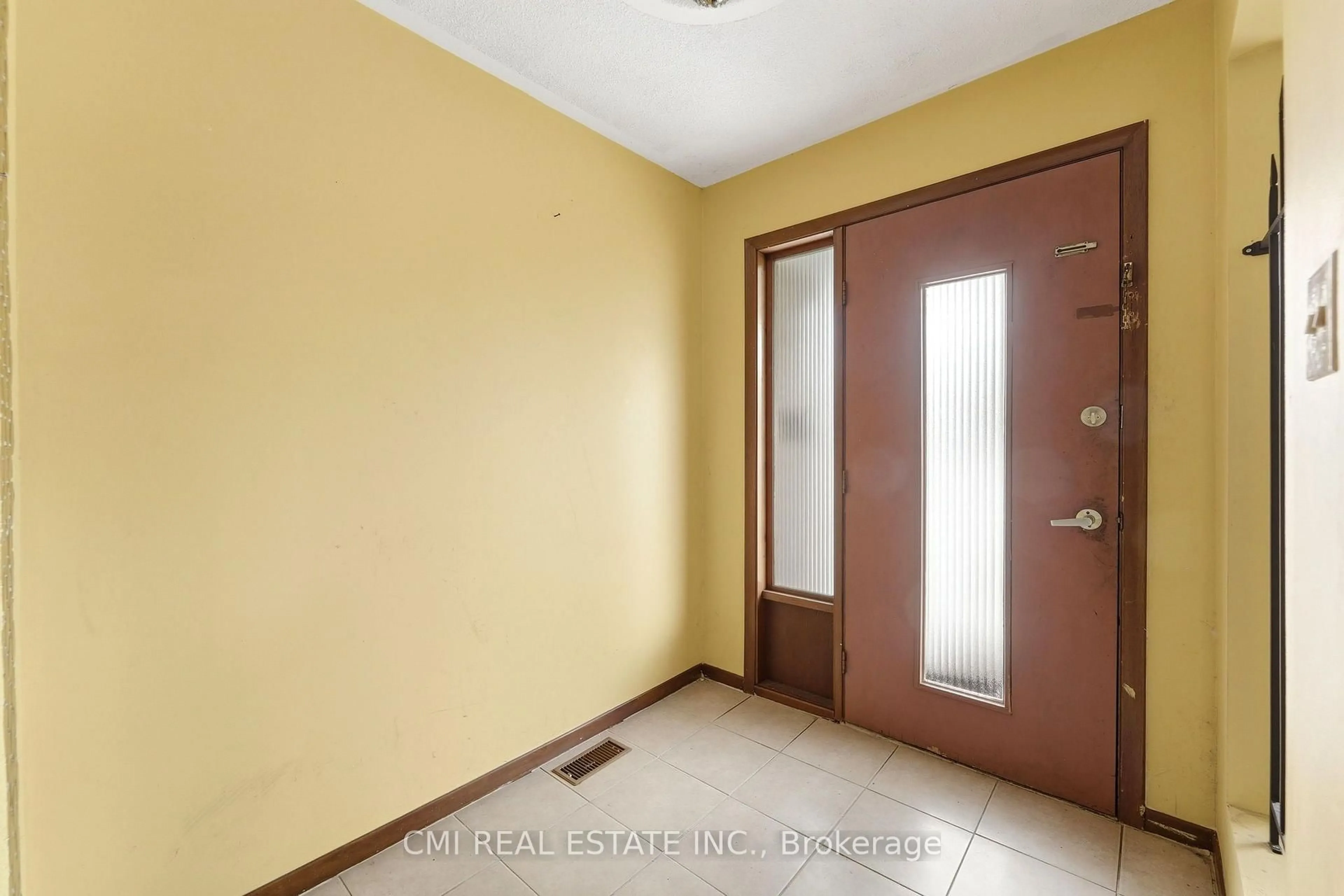 Indoor entryway for 185 Lavina Cres, Hamilton Ontario L9C 5S8