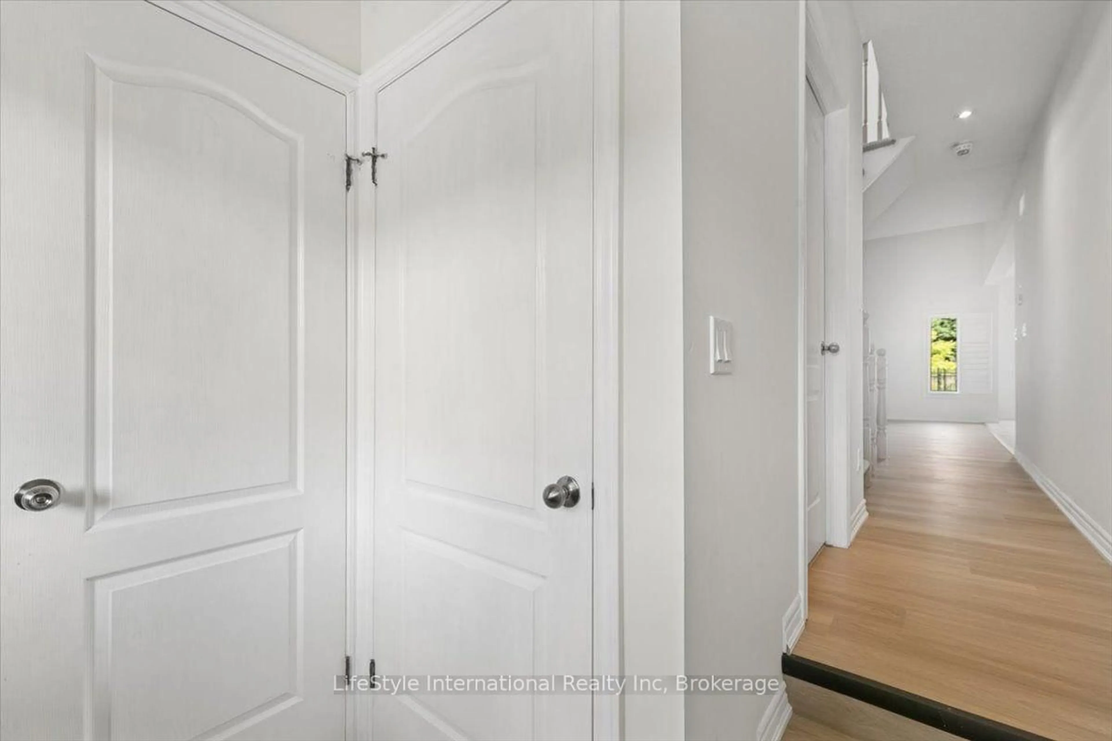 Indoor entryway for 242 Moorlands Cres, Kitchener Ontario N2P 0C4