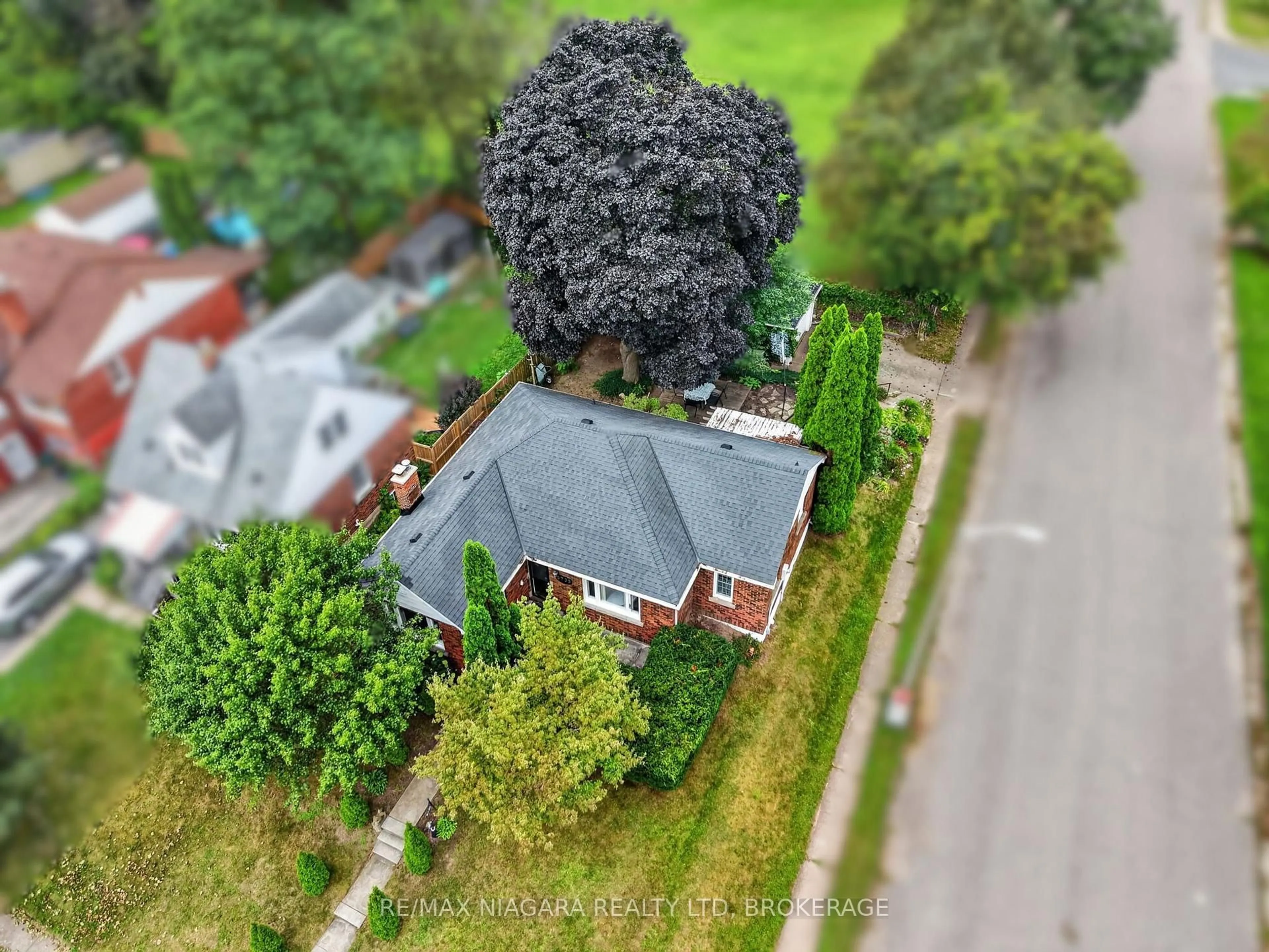 A pic from outside/outdoor area/front of a property/back of a property/a pic from drone, street for 5735 Hanan Ave, Niagara Falls Ontario L2G 4E8