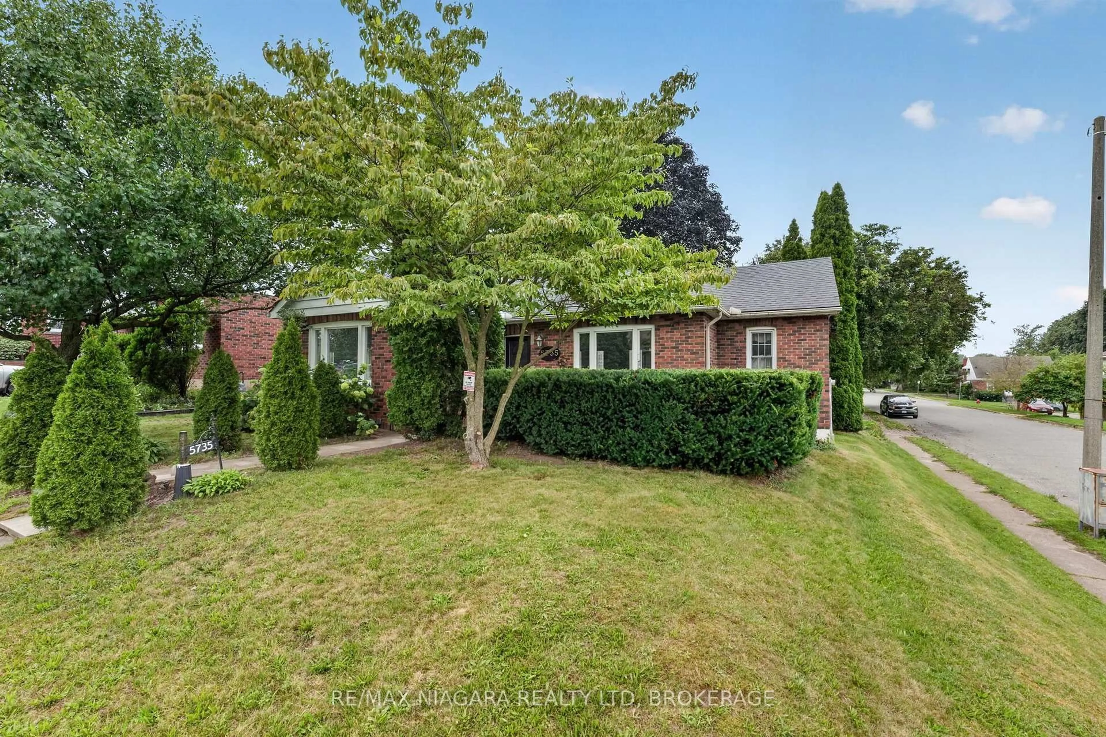 A pic from outside/outdoor area/front of a property/back of a property/a pic from drone, street for 5735 Hanan Ave, Niagara Falls Ontario L2G 4E8