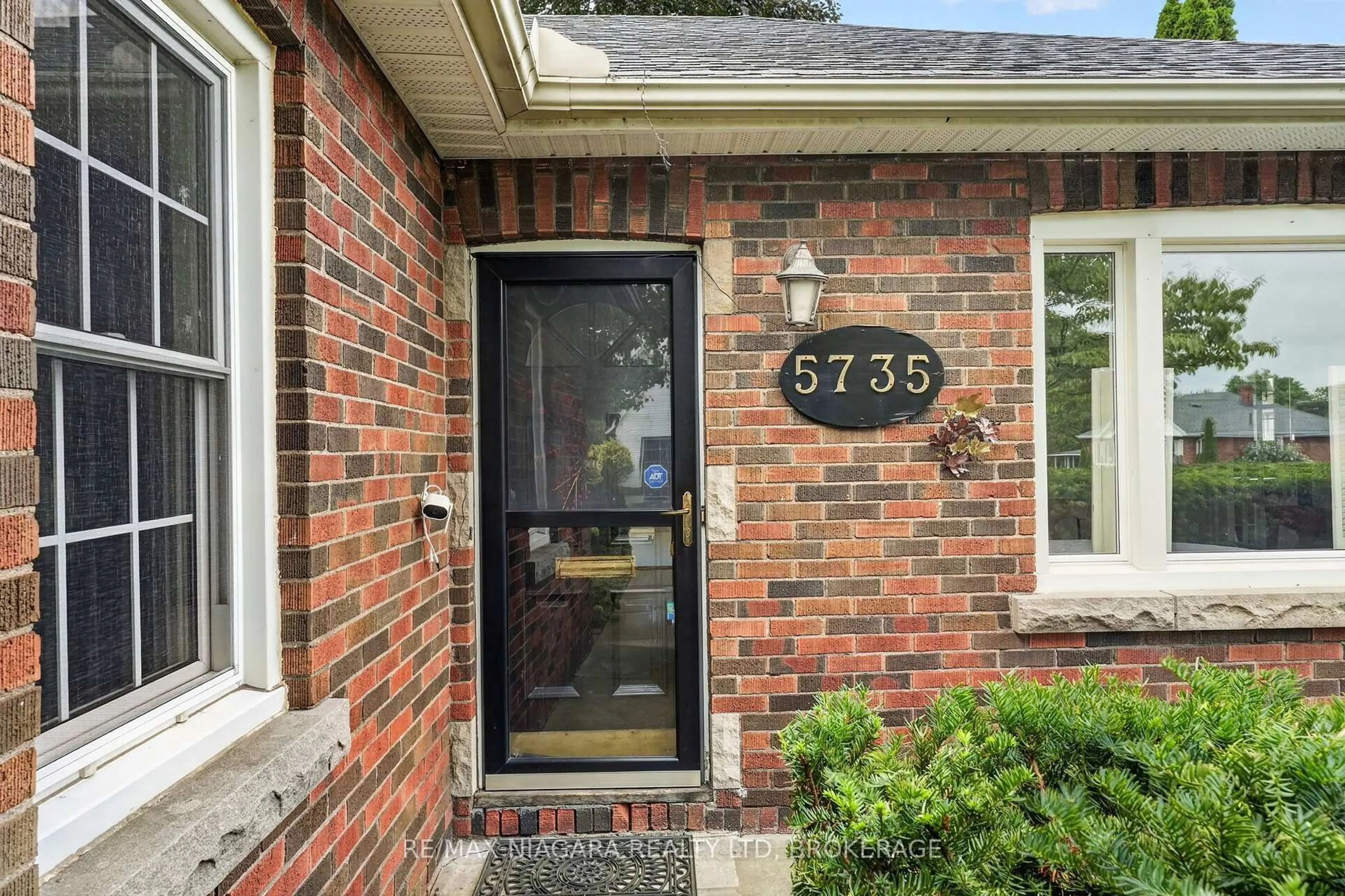 Home with brick exterior material, street for 5735 Hanan Ave, Niagara Falls Ontario L2G 4E8