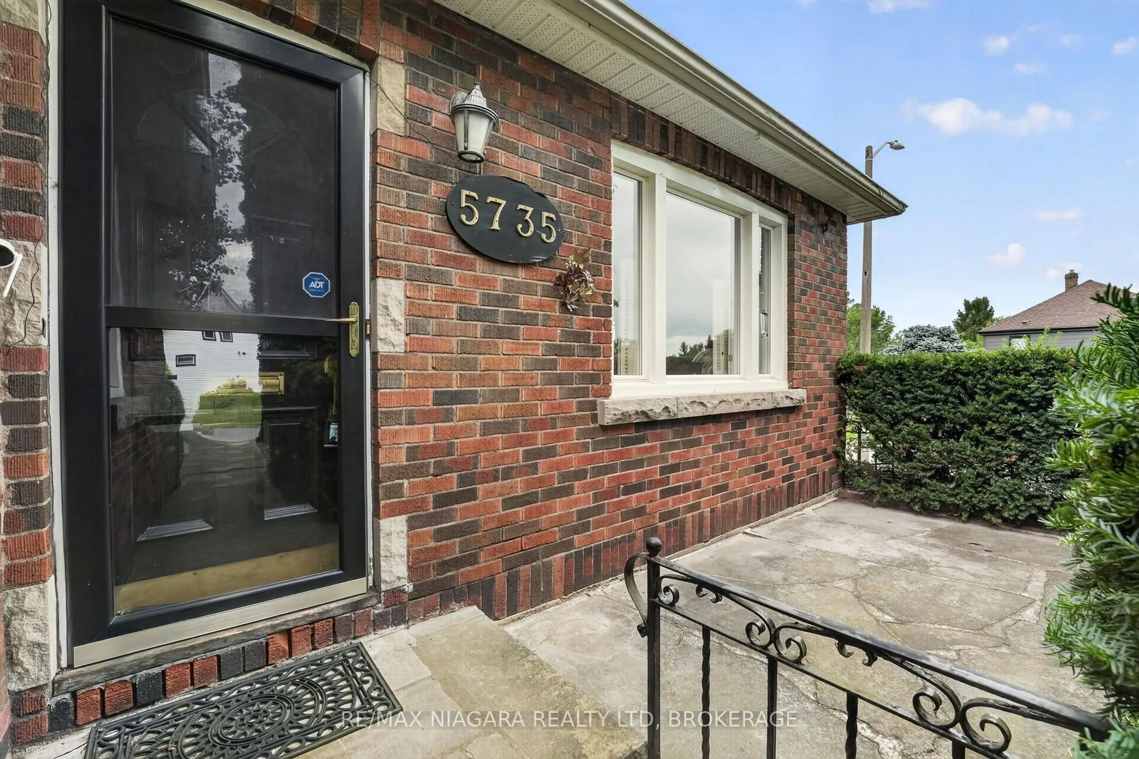 A pic from outside/outdoor area/front of a property/back of a property/a pic from drone, street for 5735 Hanan Ave, Niagara Falls Ontario L2G 4E8