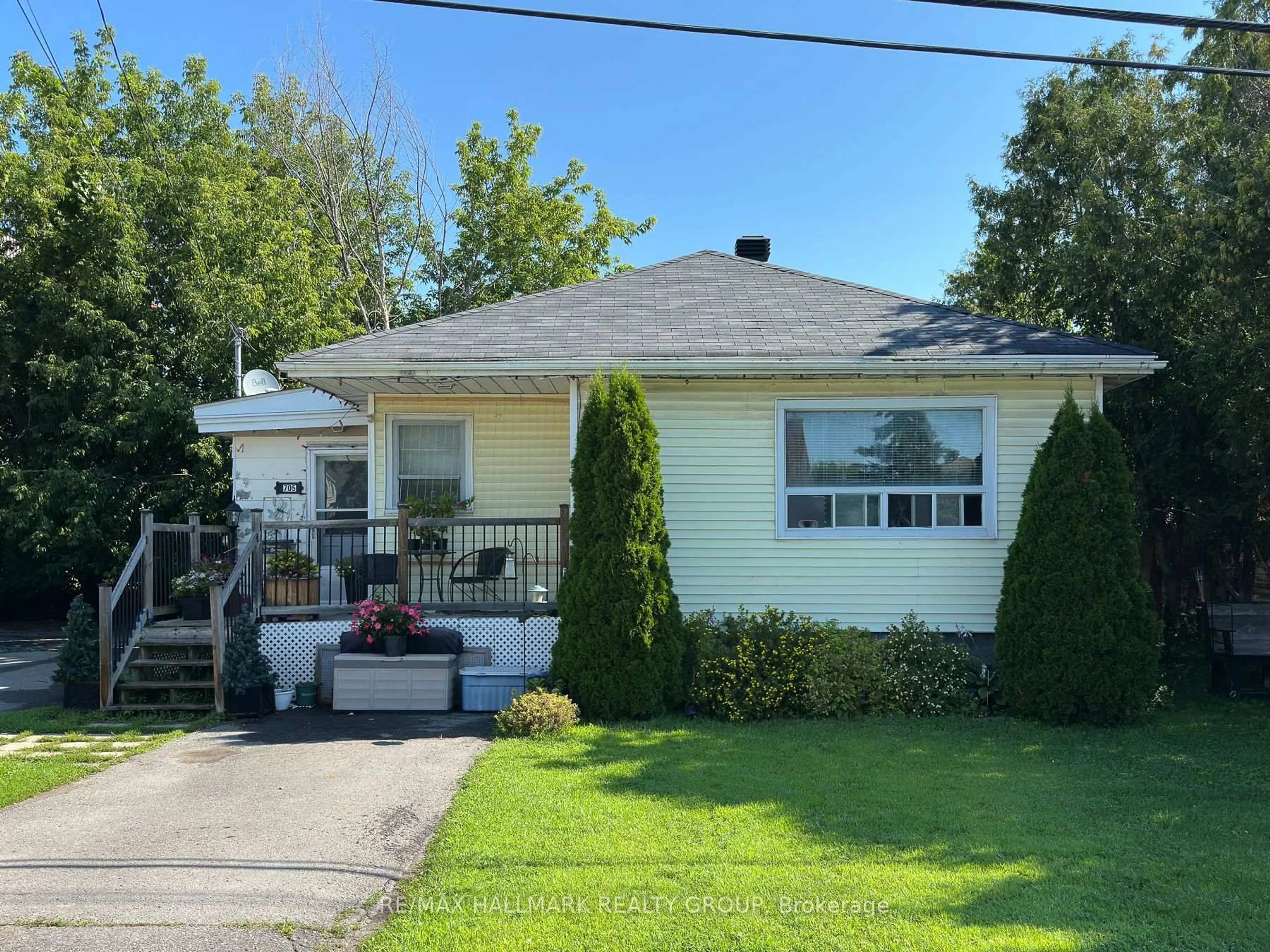 Home with vinyl exterior material, street for 705 Laviolette St, Clarence-Rockland Ontario K4K 0E8