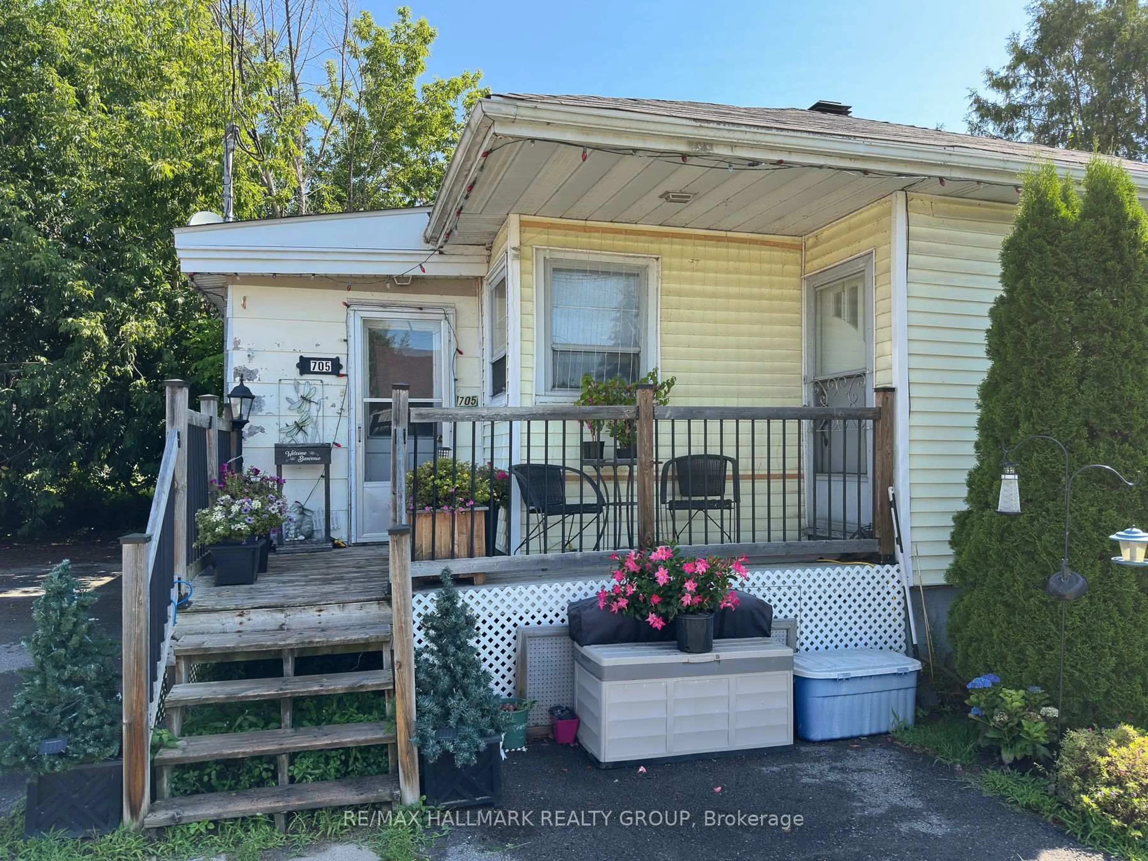 Home with vinyl exterior material, street for 705 Laviolette St, Clarence-Rockland Ontario K4K 0E8