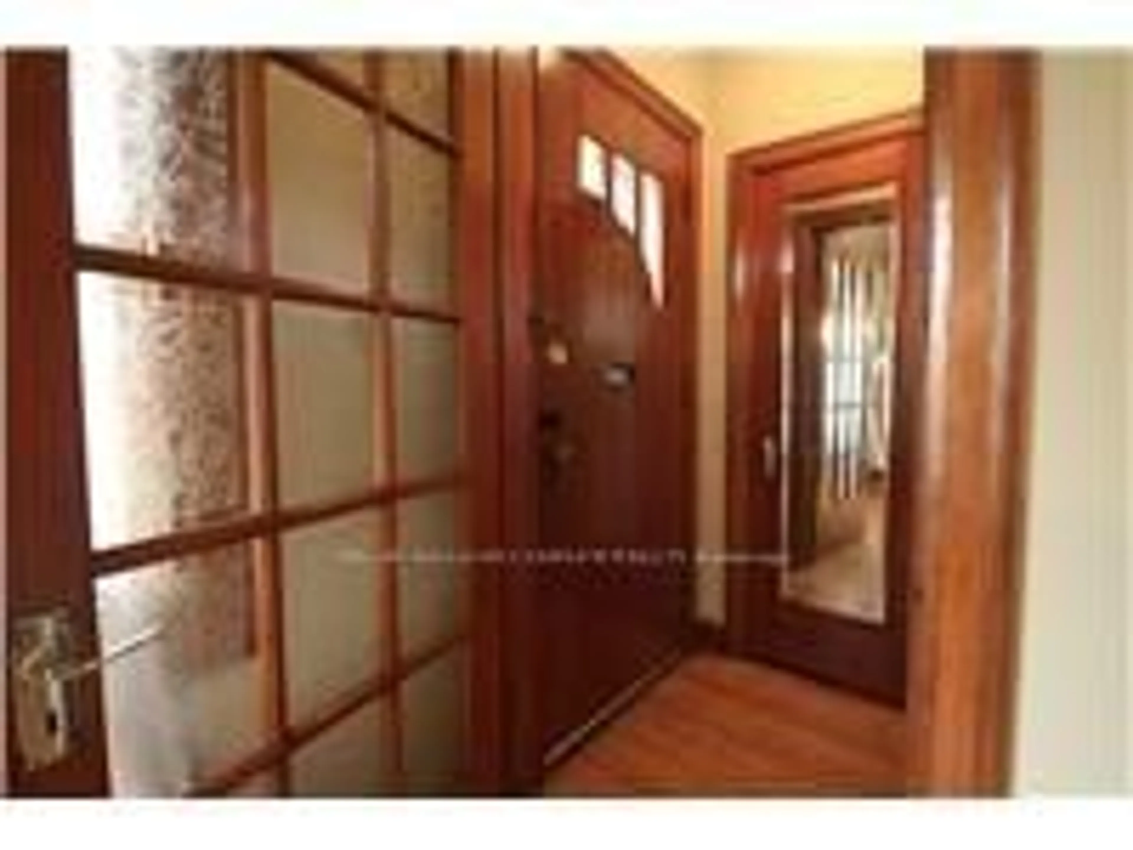 Indoor foyer for 35 Barons Ave, Hamilton Ontario L8K 2Y1