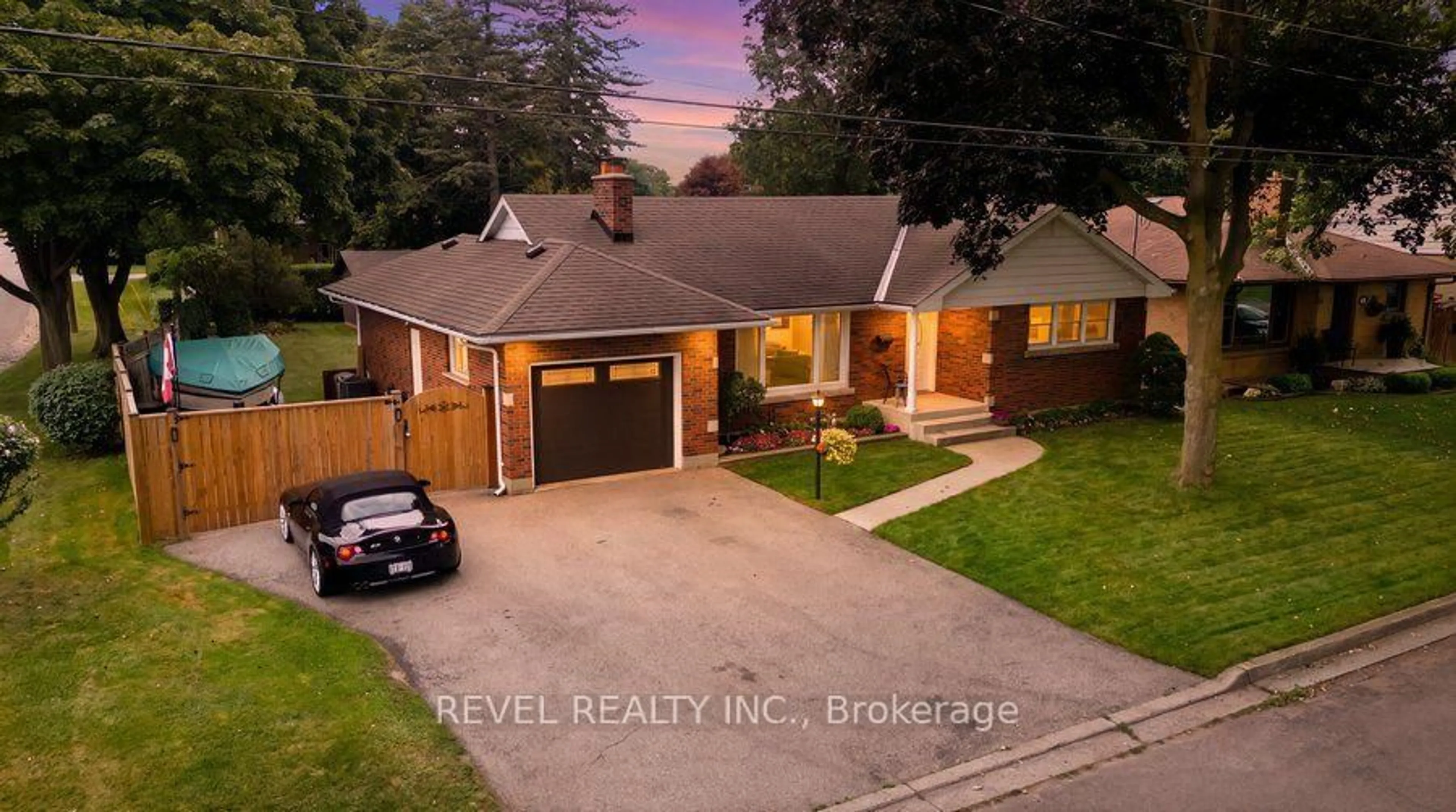 A pic from outside/outdoor area/front of a property/back of a property/a pic from drone, street for 37 Burke Ave, Brantford Ontario N3S 6V5