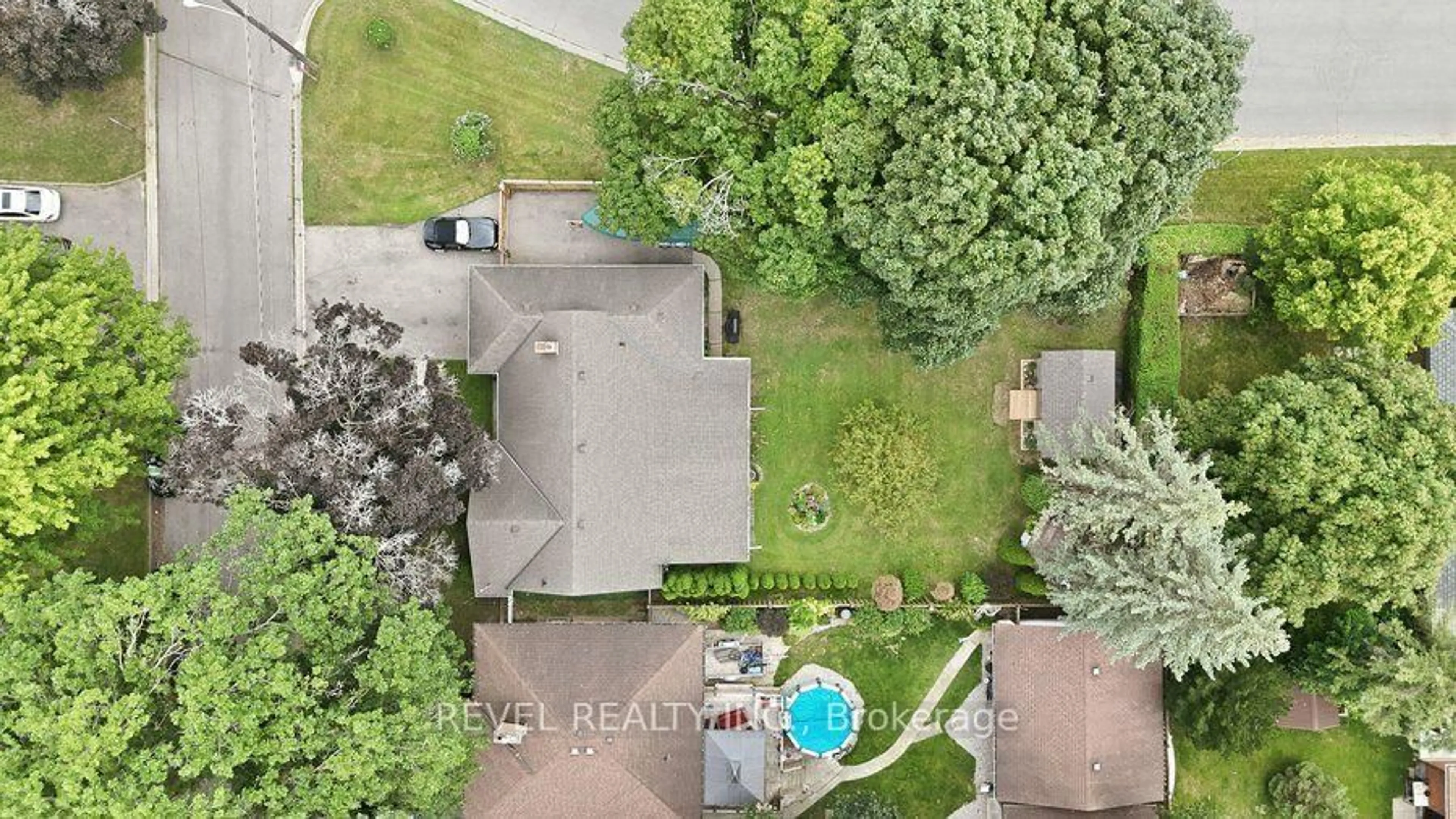 A pic from outside/outdoor area/front of a property/back of a property/a pic from drone, unknown for 37 Burke Ave, Brantford Ontario N3S 6V5