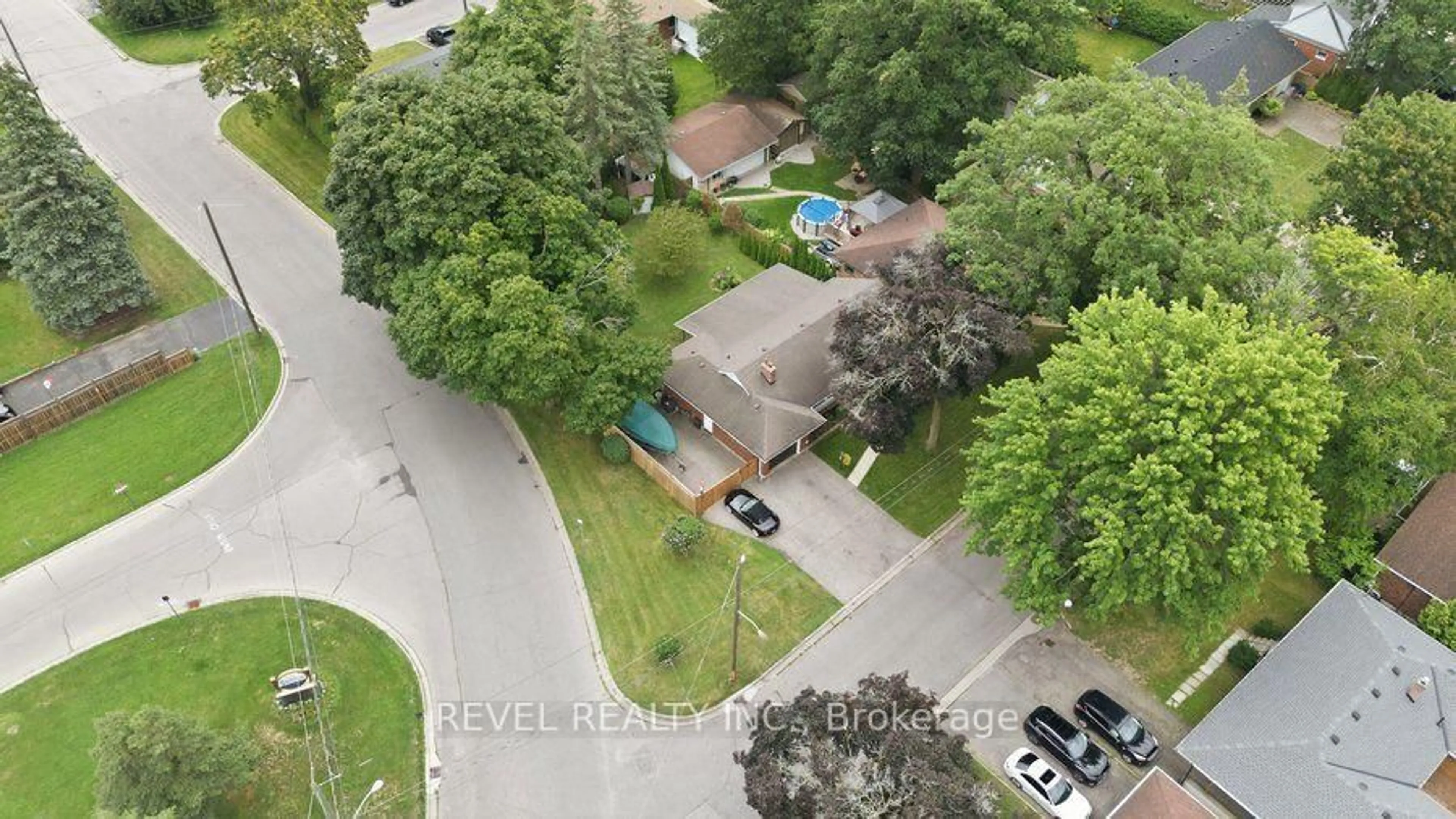 A pic from outside/outdoor area/front of a property/back of a property/a pic from drone, street for 37 Burke Ave, Brantford Ontario N3S 6V5