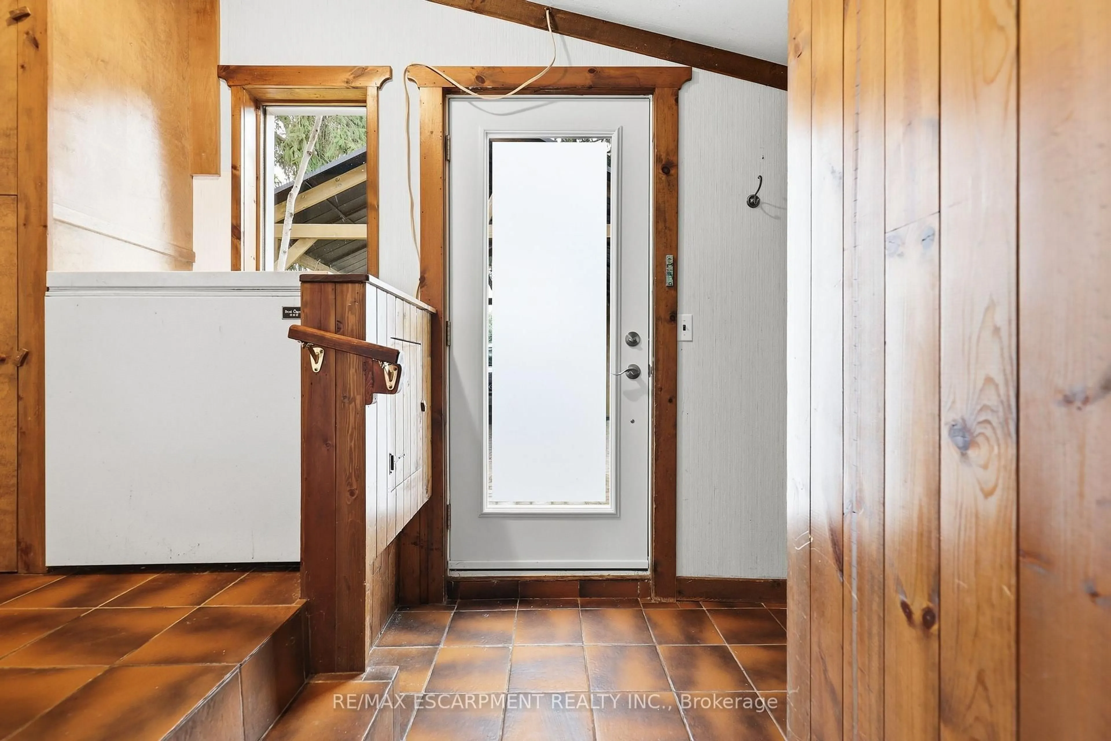 Indoor foyer for 142 Griffin St, West Lincoln Ontario L0R 2A0