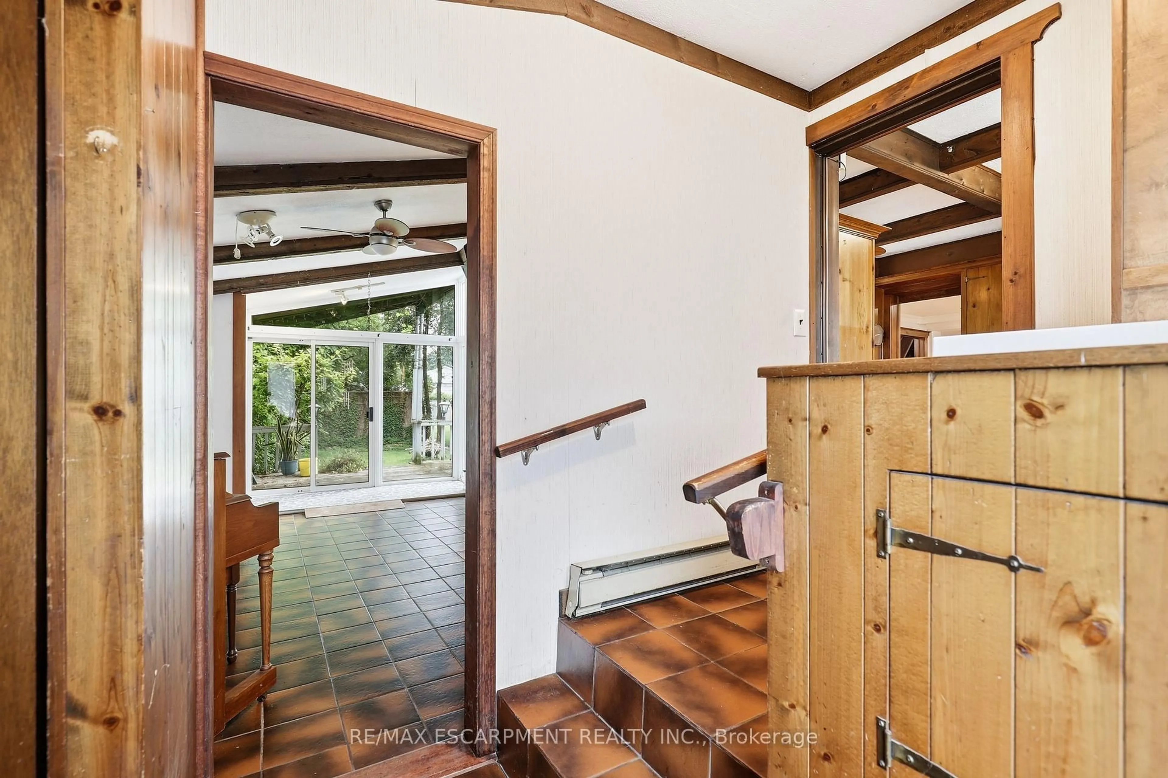 Indoor foyer for 142 Griffin St, West Lincoln Ontario L0R 2A0