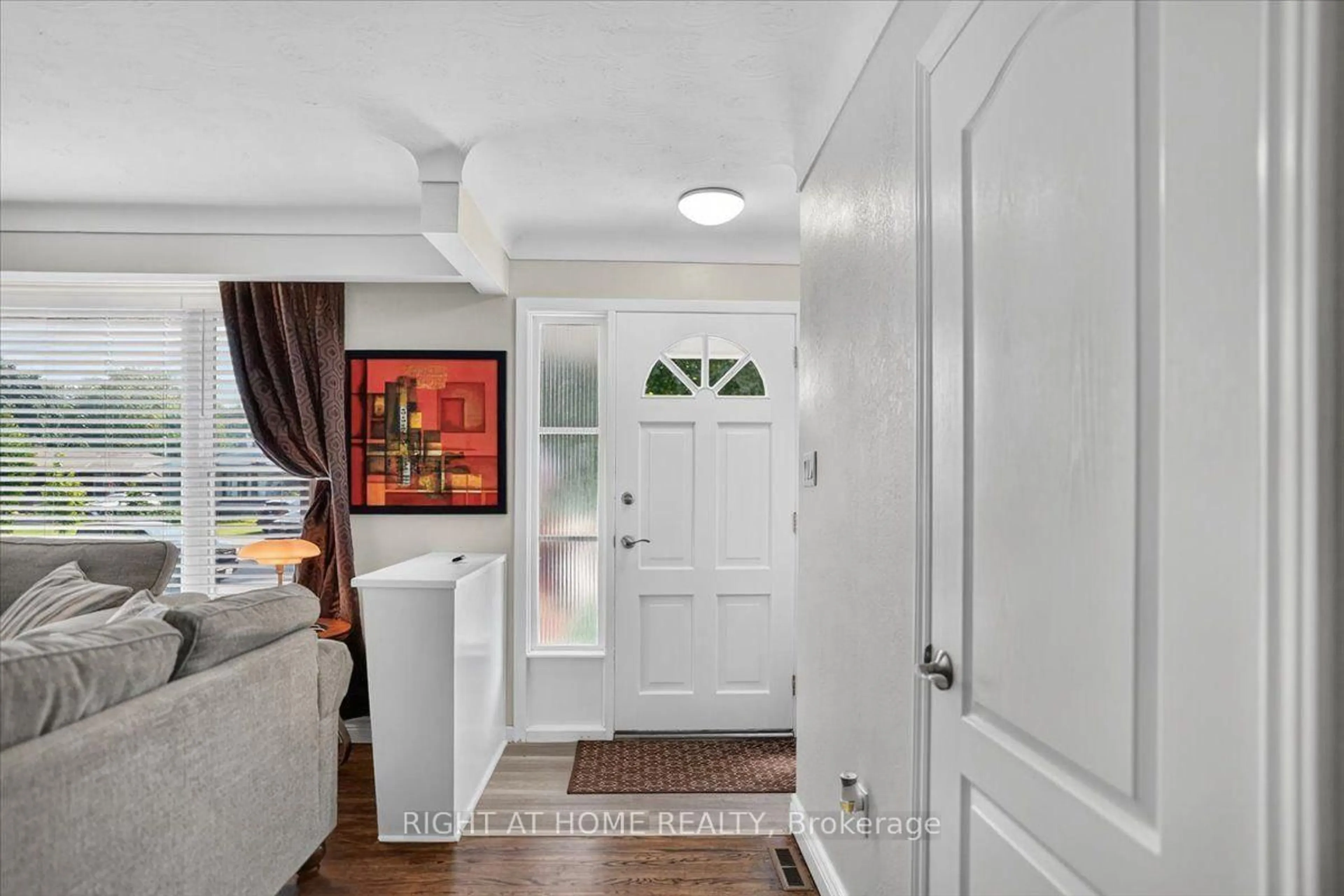 Indoor entryway for 43 Monarch Park Dr, St. Catharines Ontario L2M 3K8