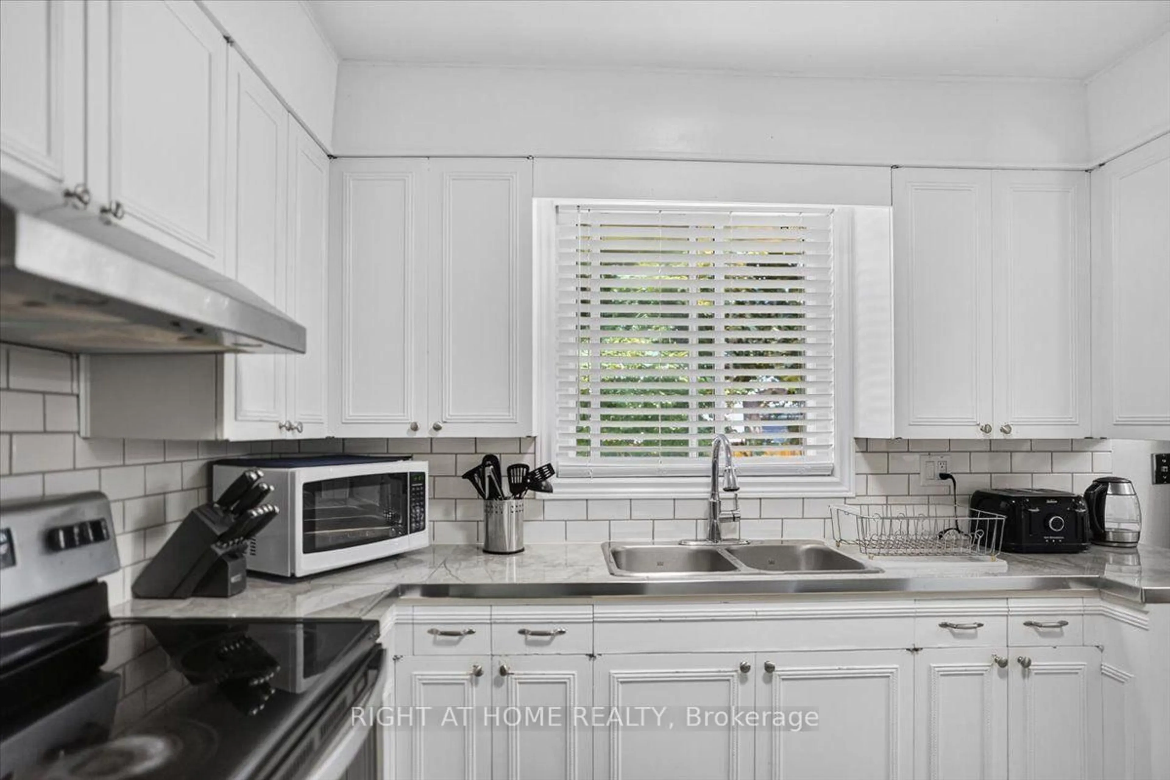 Standard kitchen, ceramic/tile floor for 43 Monarch Park Dr, St. Catharines Ontario L2M 3K8
