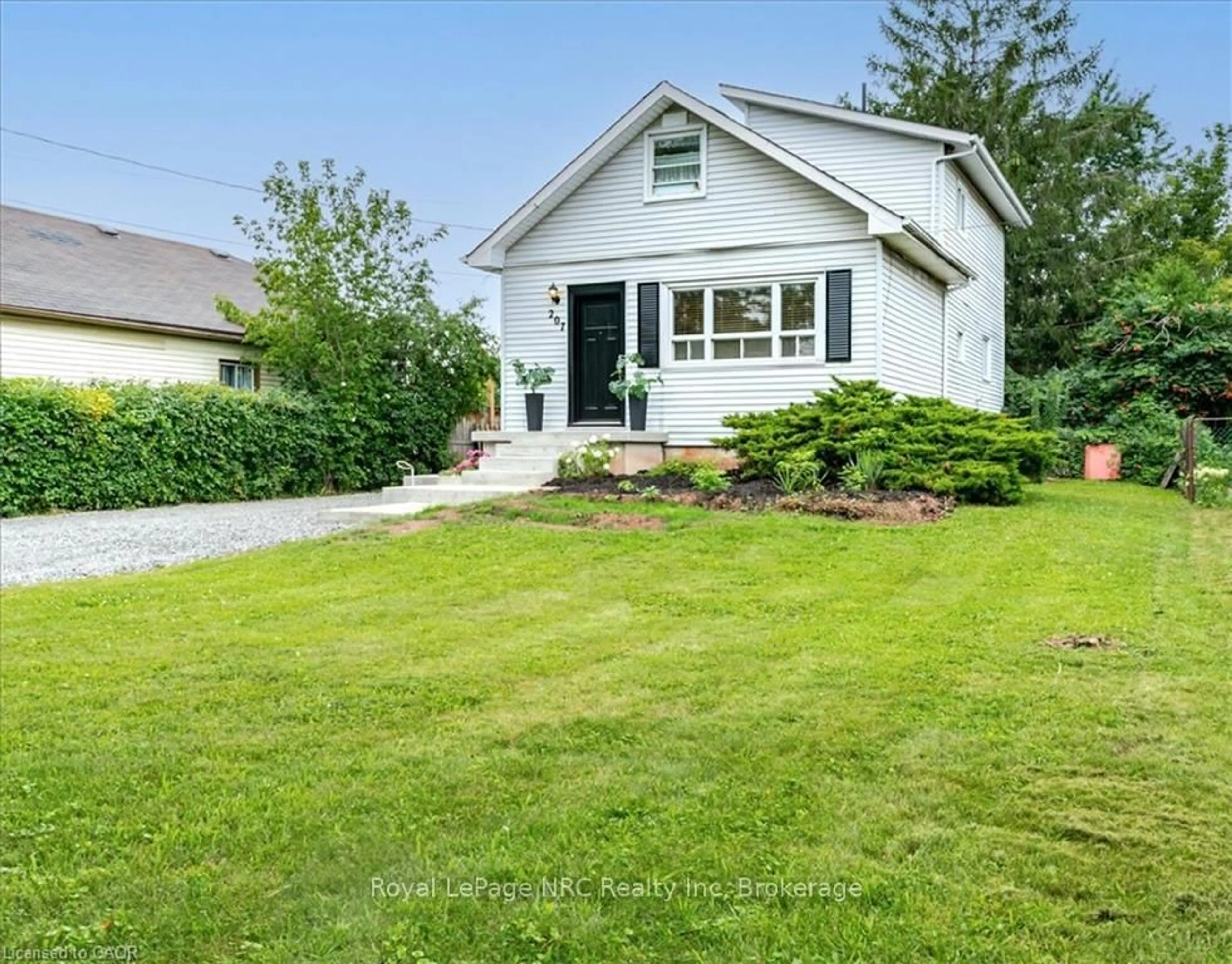 Home with vinyl exterior material, street for 207 Green Rd, Hamilton Ontario L8E 2A4