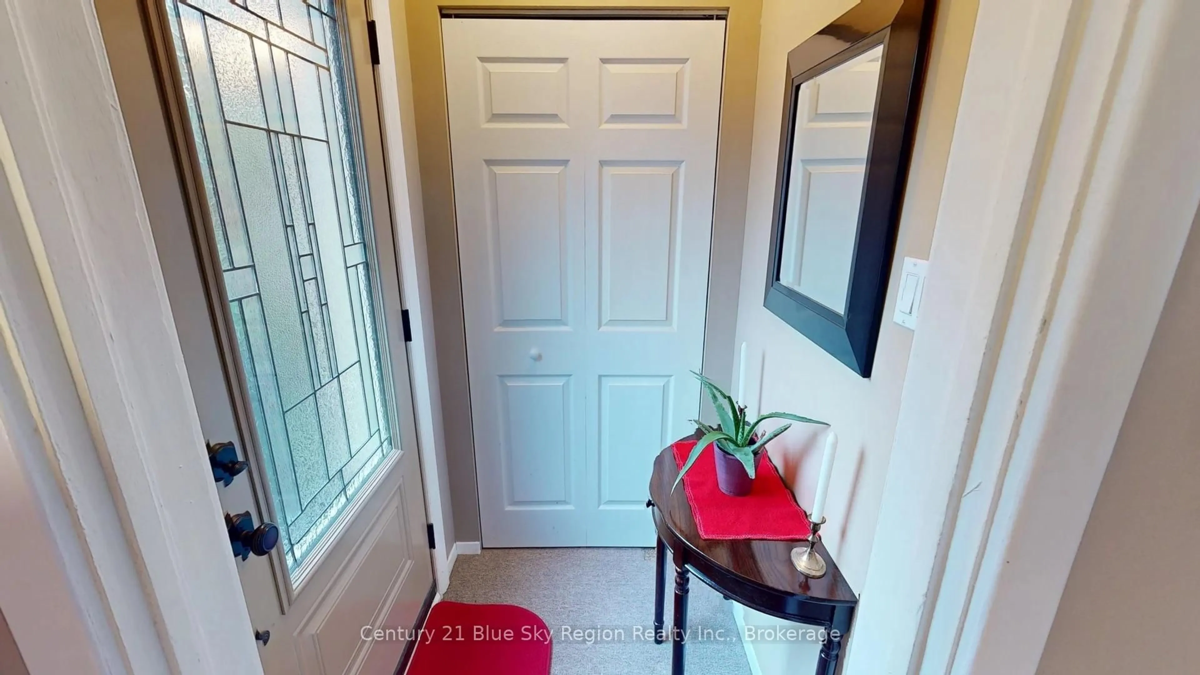 Indoor entryway for 604 Galt St, North Bay Ontario P1B 5M8