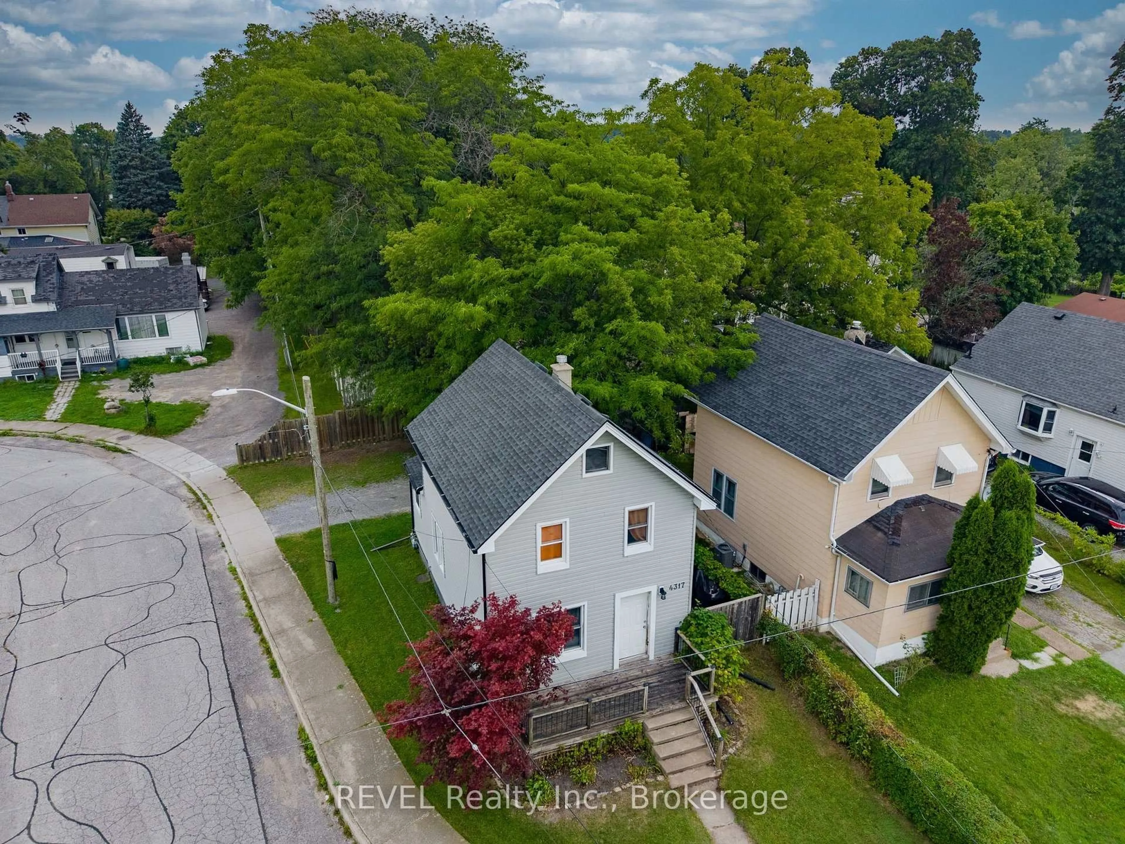 A pic from outside/outdoor area/front of a property/back of a property/a pic from drone, street for 4317 Buttrey St, Niagara Falls Ontario L2E 2X1