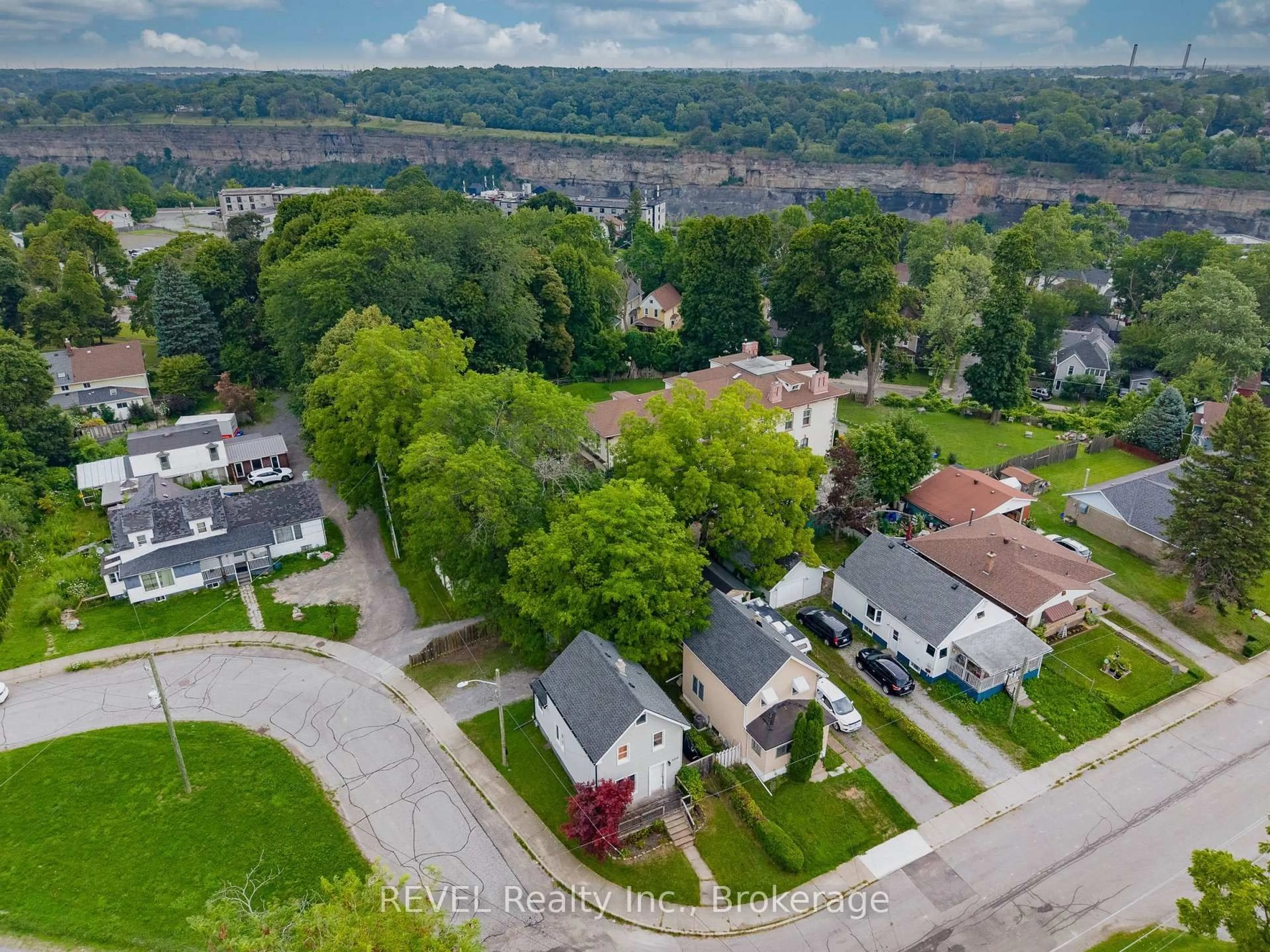 A pic from outside/outdoor area/front of a property/back of a property/a pic from drone, street for 4317 Buttrey St, Niagara Falls Ontario L2E 2X1