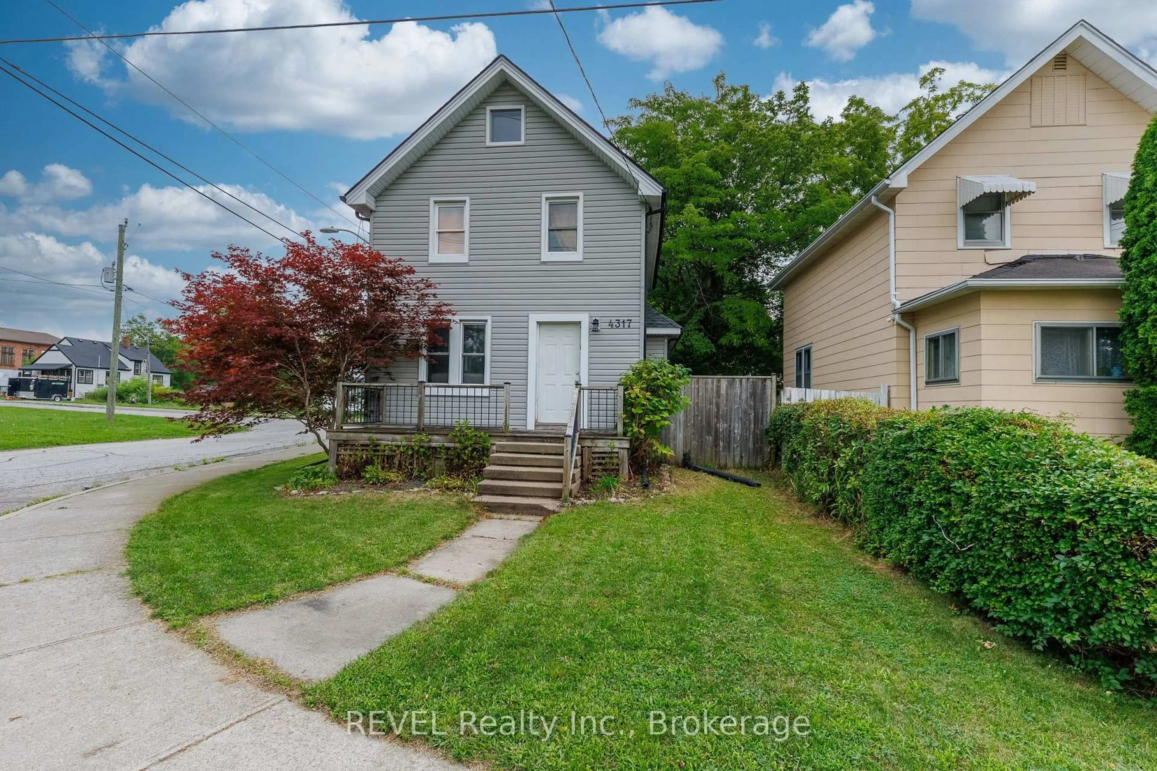 A pic from outside/outdoor area/front of a property/back of a property/a pic from drone, street for 4317 Buttrey St, Niagara Falls Ontario L2E 2X1