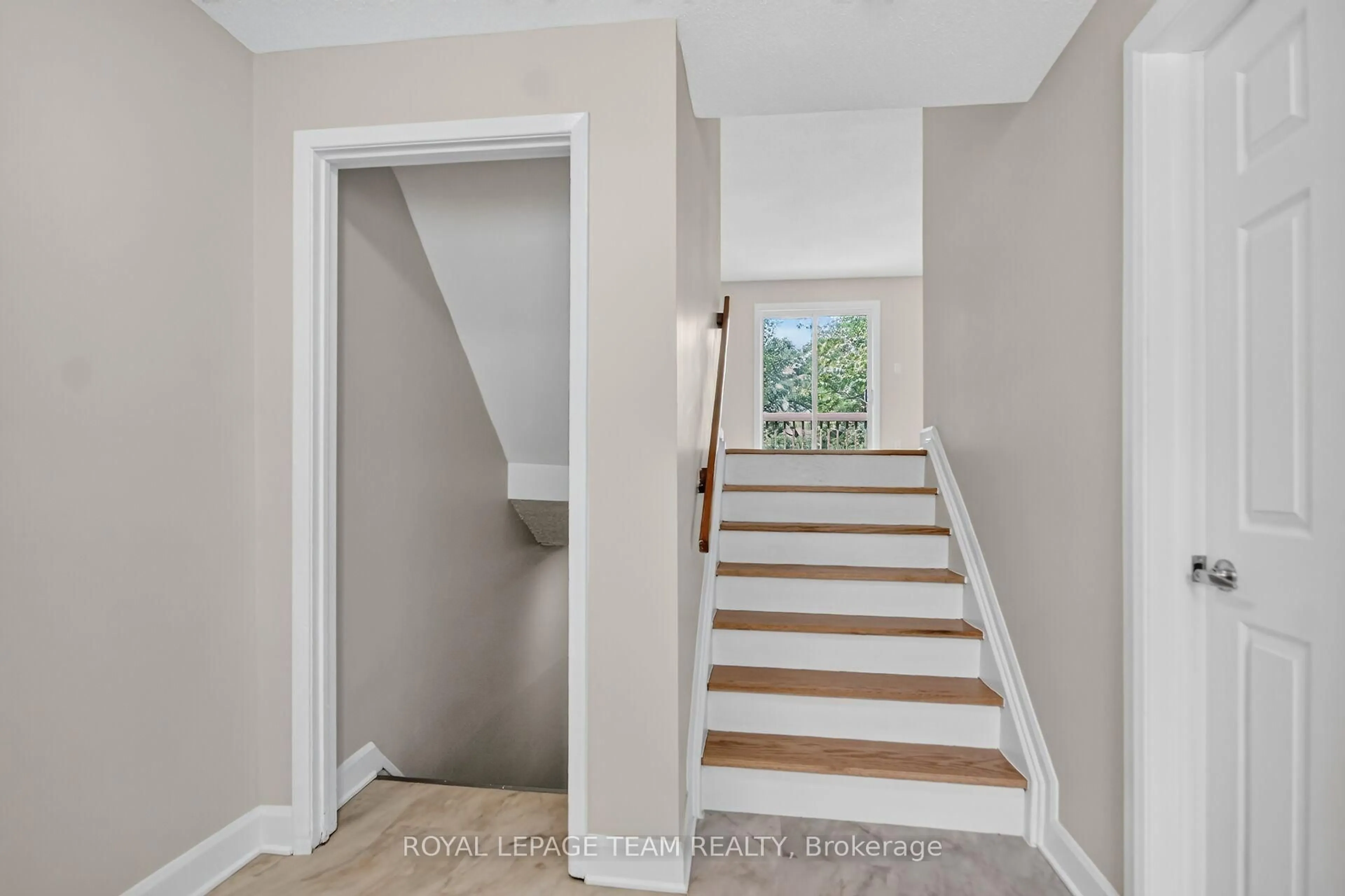 Stairs for 85 Glen Park Dr, Ottawa Ontario K1B 3Z1