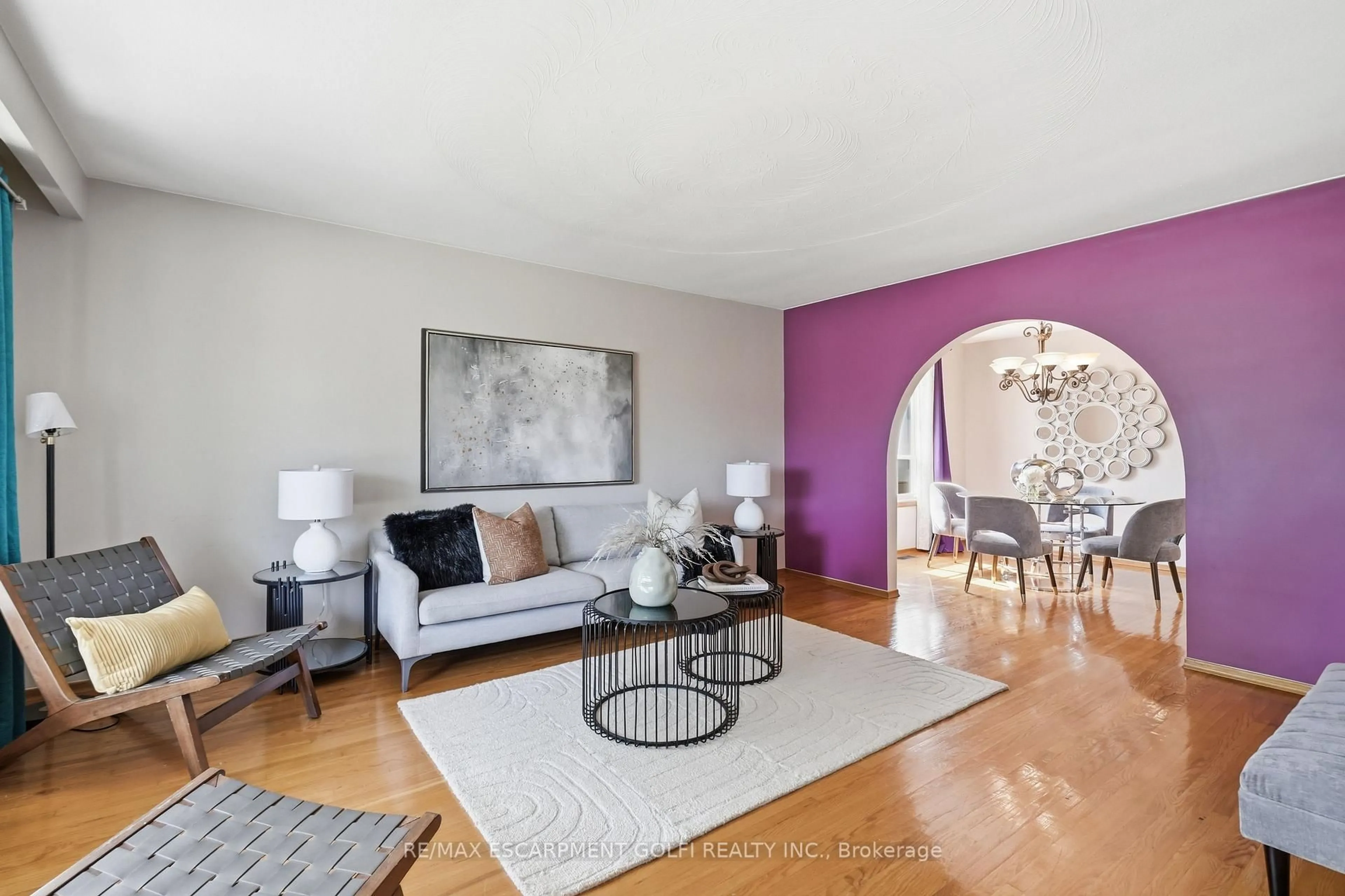 Living room with furniture, unknown for 948 Stone Church Rd, Hamilton Ontario L8W 1B1