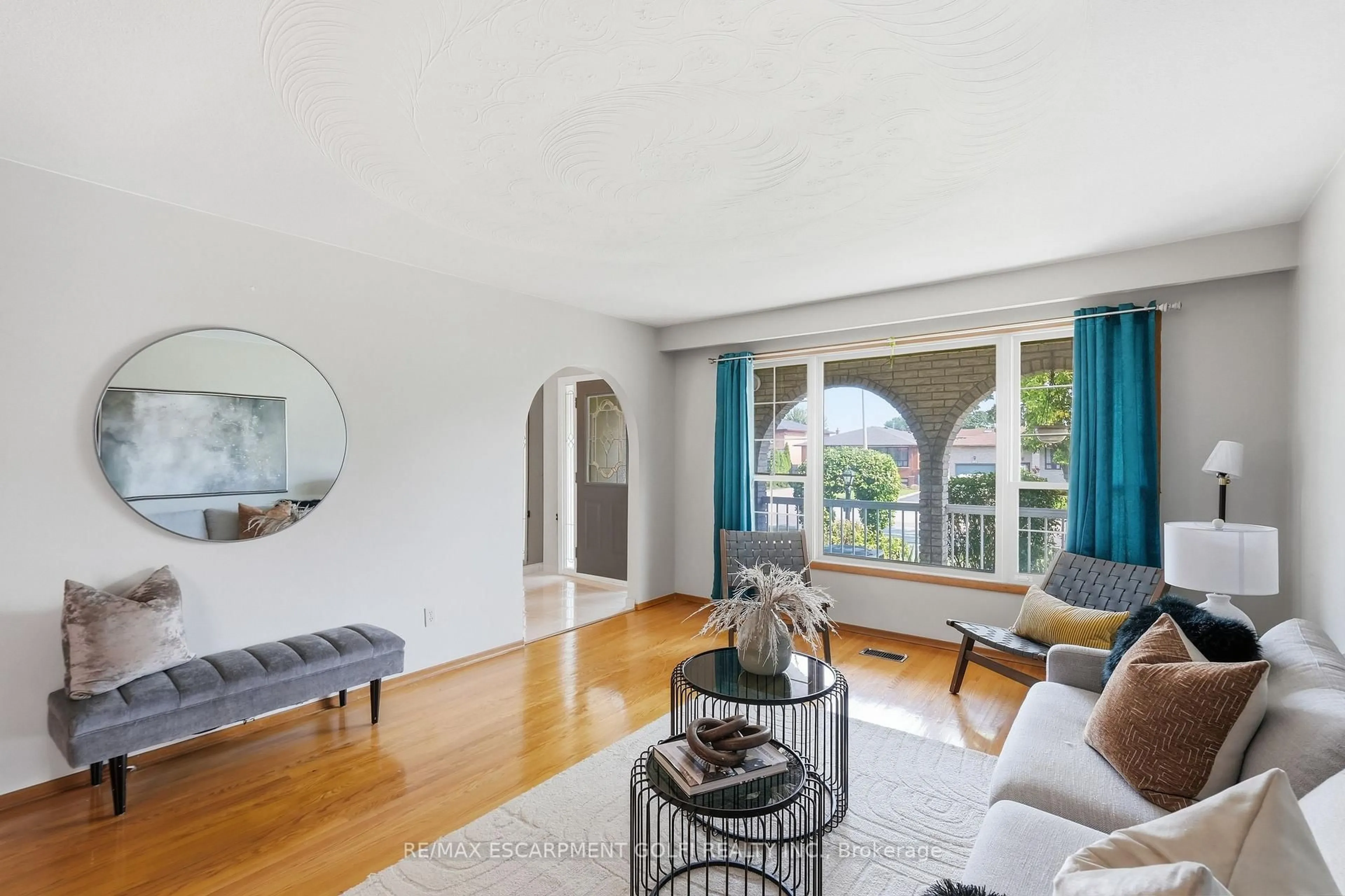 Living room with furniture, unknown for 948 Stone Church Rd, Hamilton Ontario L8W 1B1