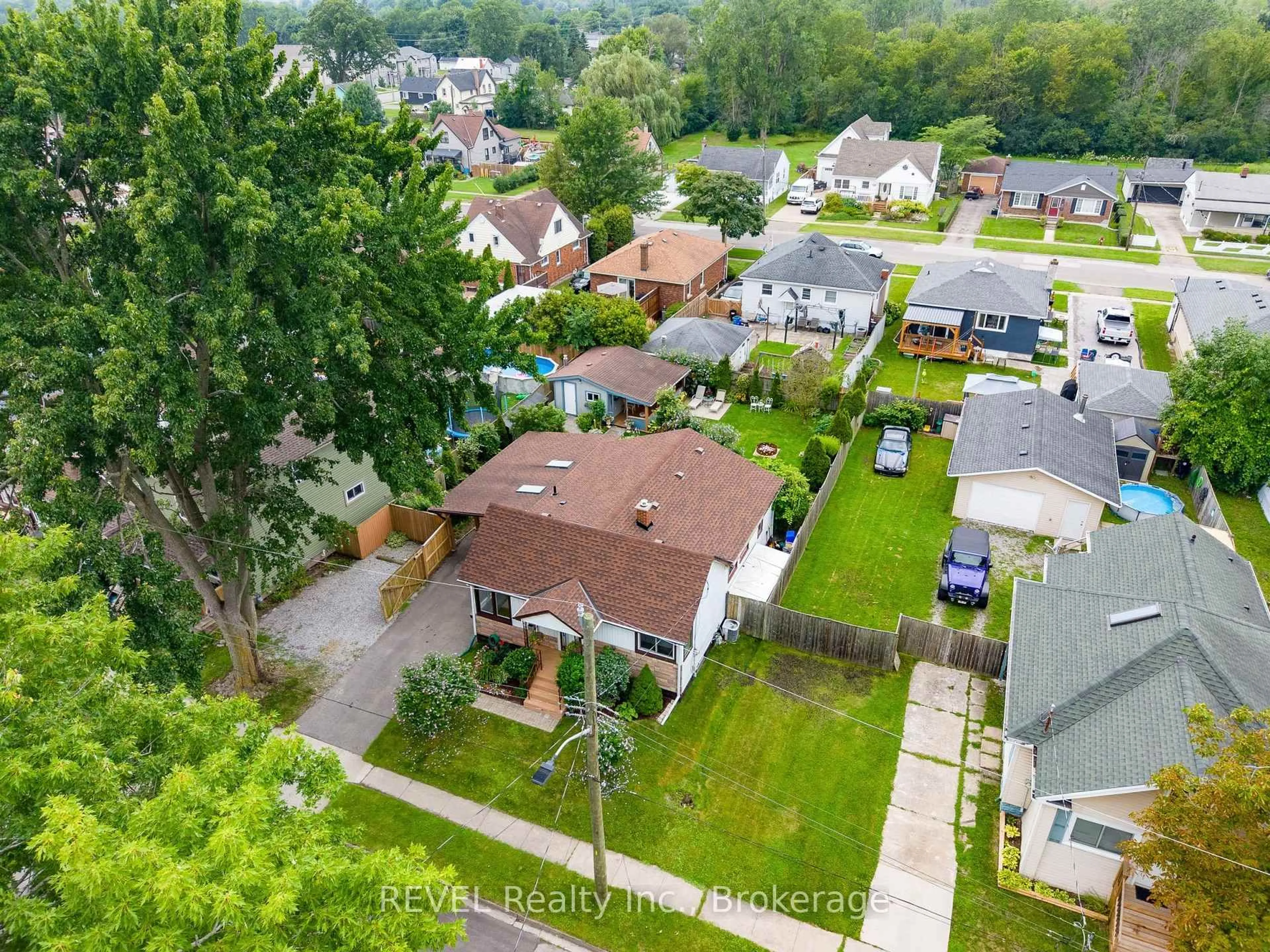 A pic from outside/outdoor area/front of a property/back of a property/a pic from drone, street for 66 Semley Ave, Welland Ontario L3C 1X4