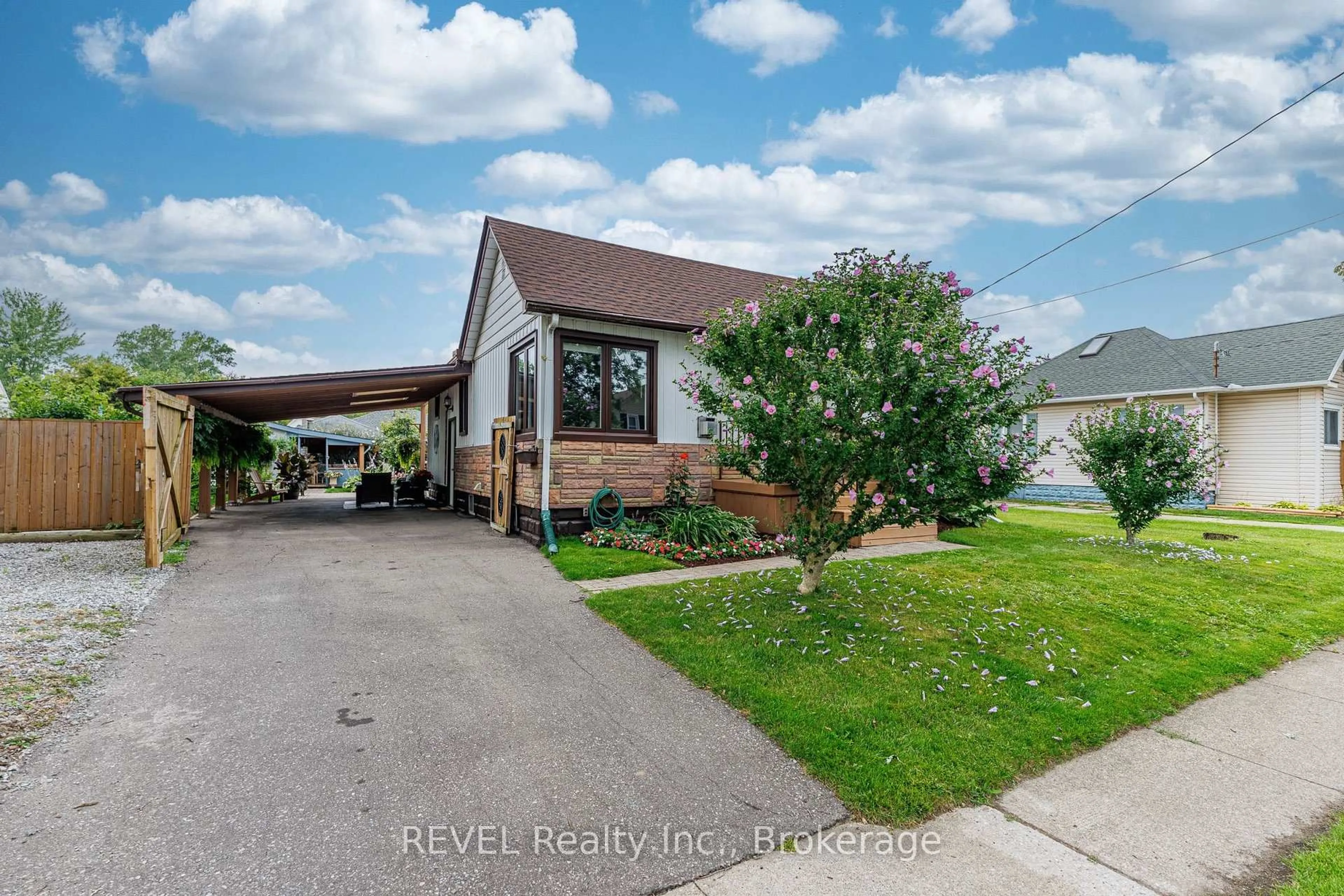 A pic from outside/outdoor area/front of a property/back of a property/a pic from drone, unknown for 66 Semley Ave, Welland Ontario L3C 1X4