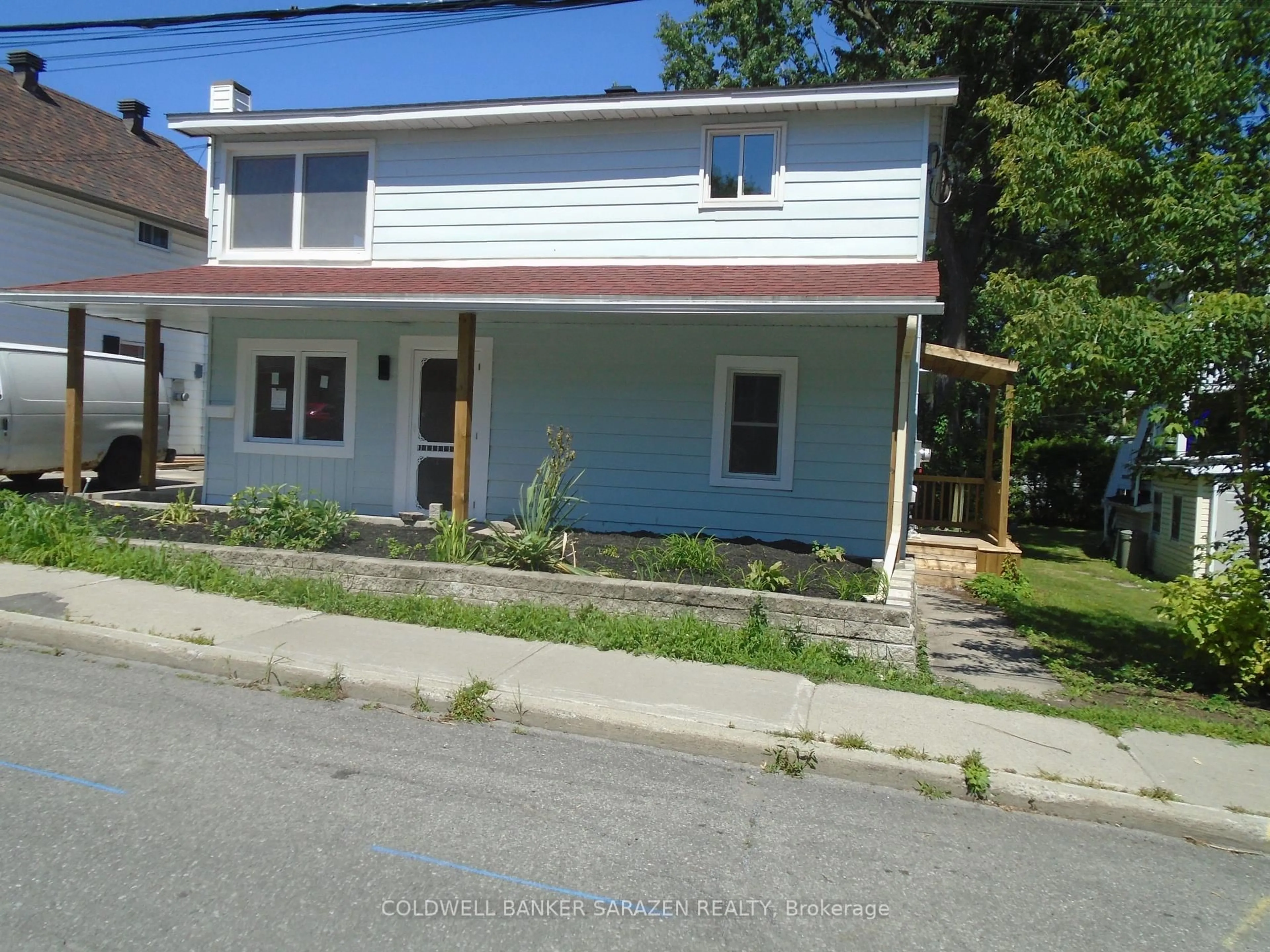 A pic from outside/outdoor area/front of a property/back of a property/a pic from drone, street for 383 Montfort St, Ottawa Ontario K1L 5M9