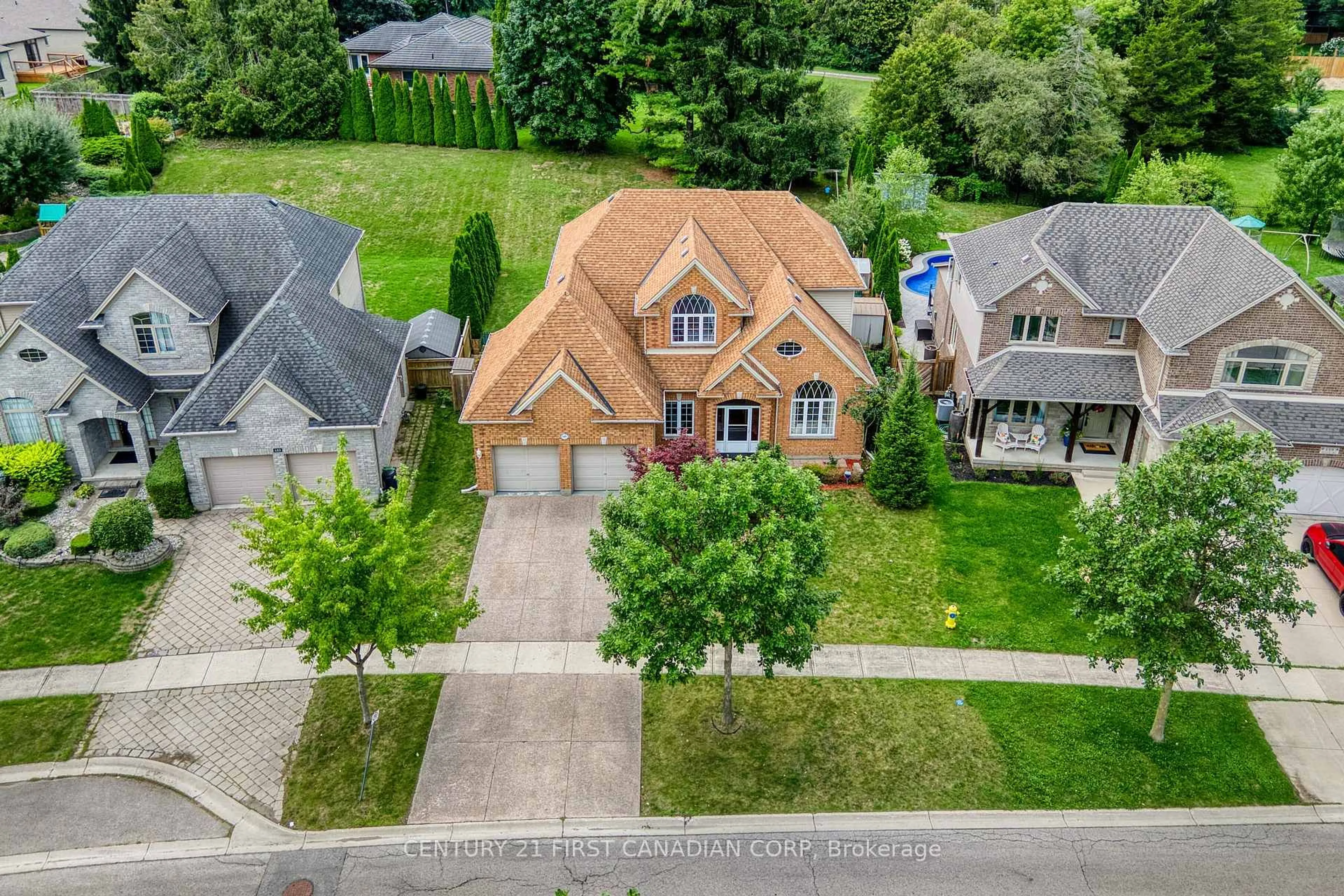 A pic from outside/outdoor area/front of a property/back of a property/a pic from drone, street for 149 Skyline Ave, London North Ontario N5X 0A3