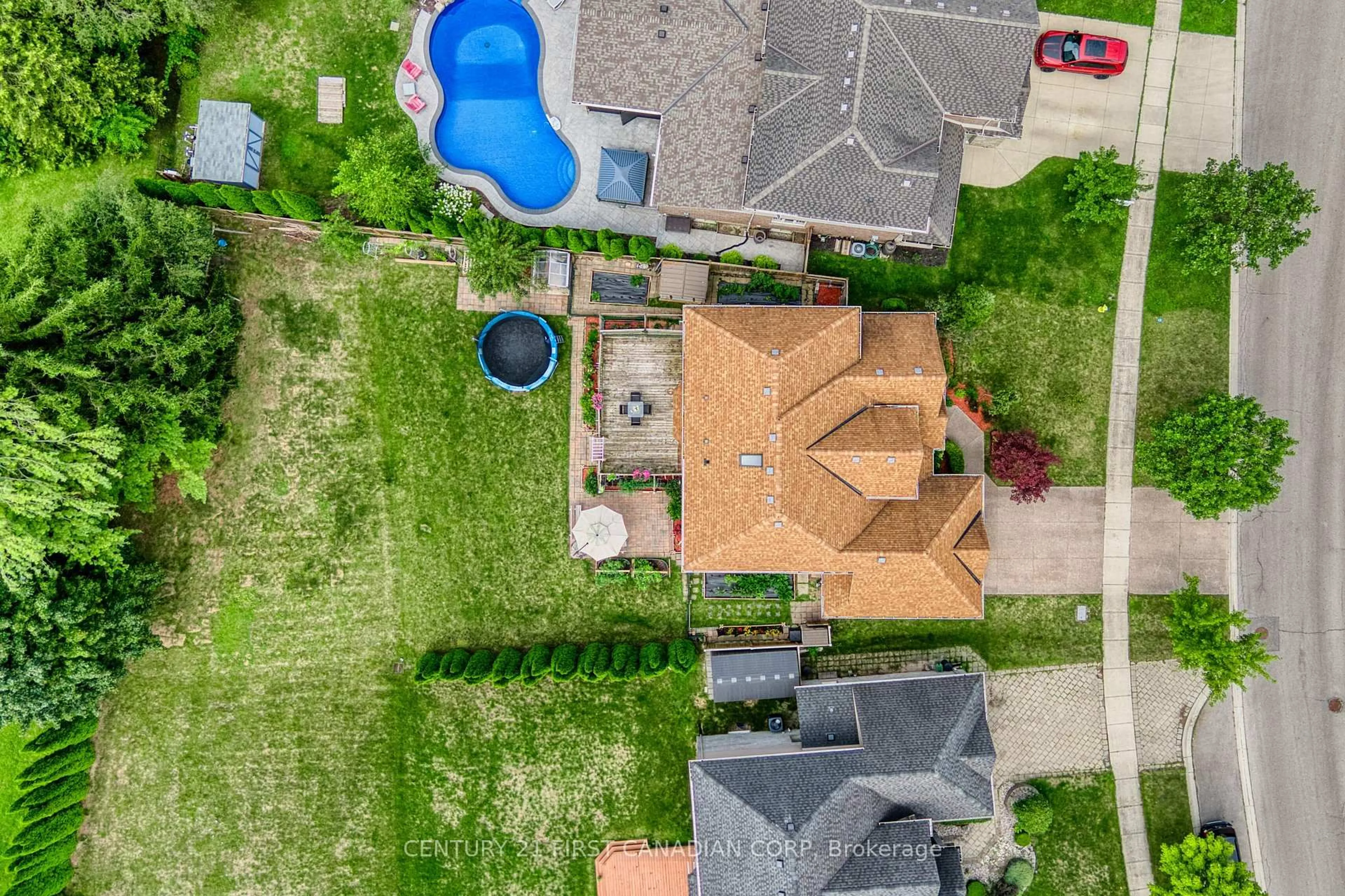 A pic from outside/outdoor area/front of a property/back of a property/a pic from drone, street for 149 Skyline Ave, London North Ontario N5X 0A3