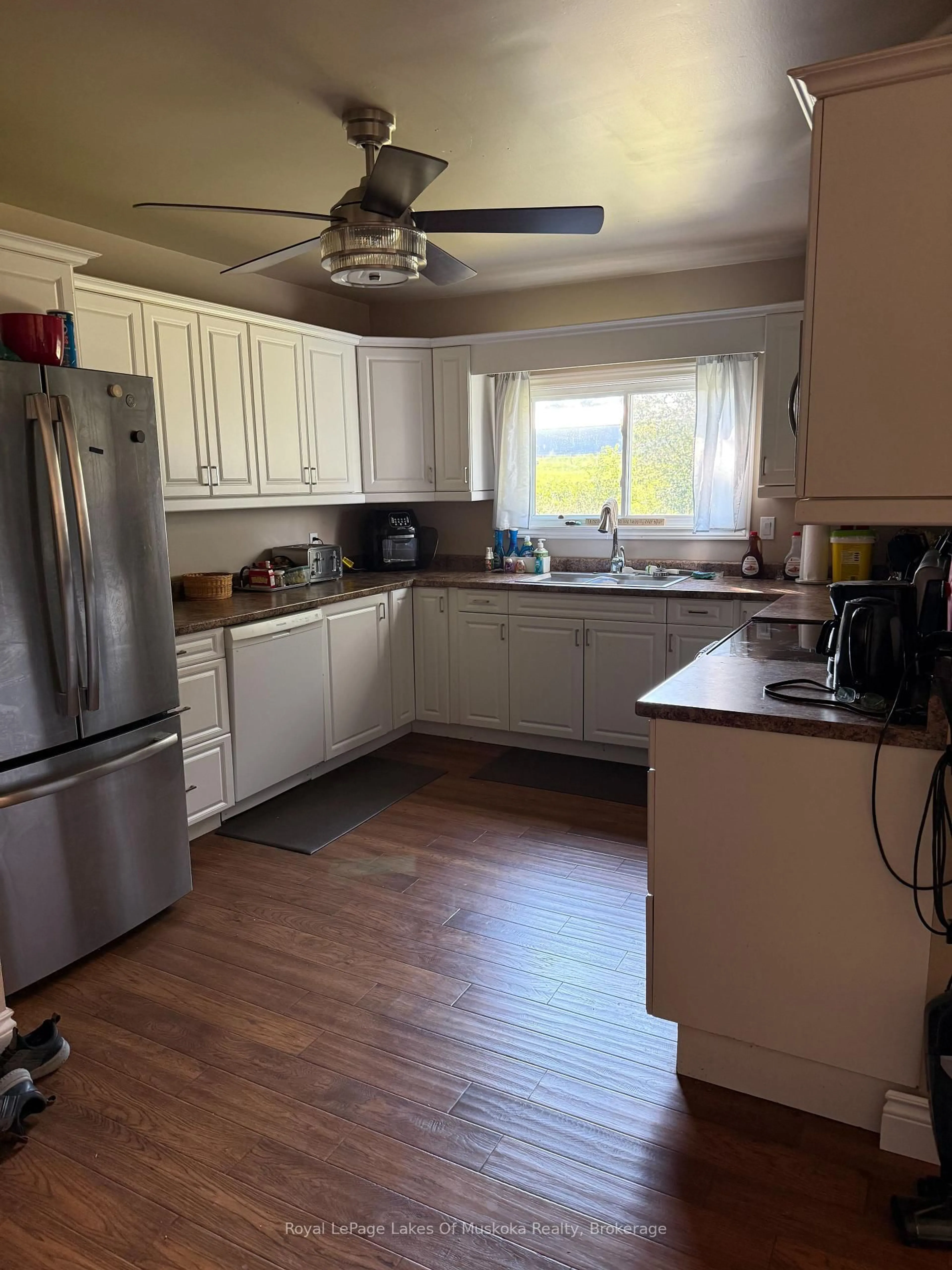 Standard kitchen, unknown for 1014 Ben Lake Road East Rd, Gravenhurst Ontario P1P 1R3