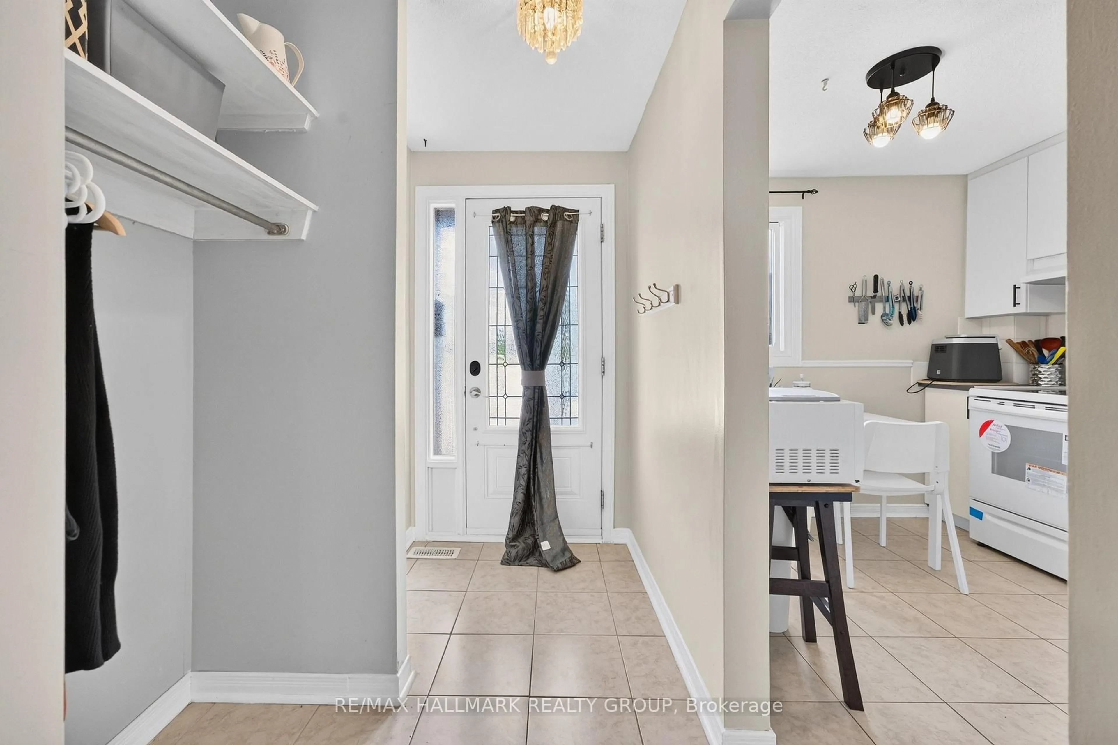 Indoor entryway for 7009 Bilberry Dr, Orleans Ontario K1C 2C2