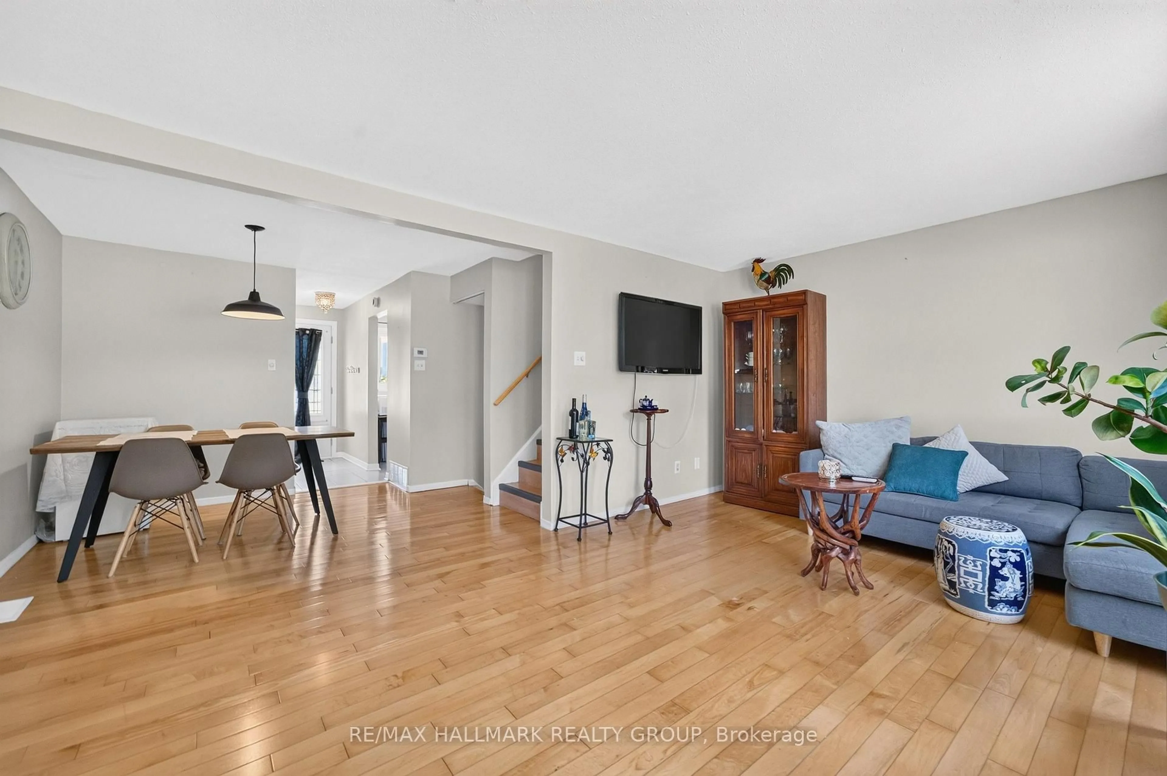Living room with furniture, unknown for 7009 Bilberry Dr, Orleans Ontario K1C 2C2