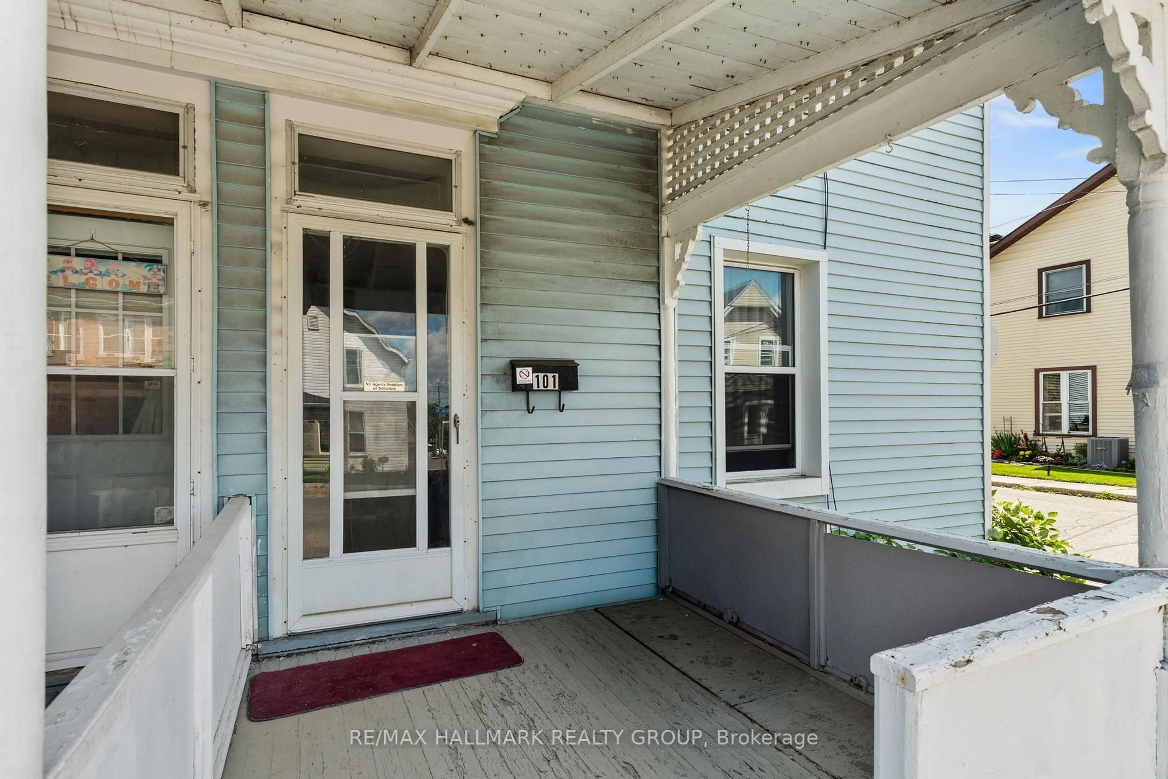 Indoor entryway for 101 Pearl St, Brockville Ontario K6V 4C3