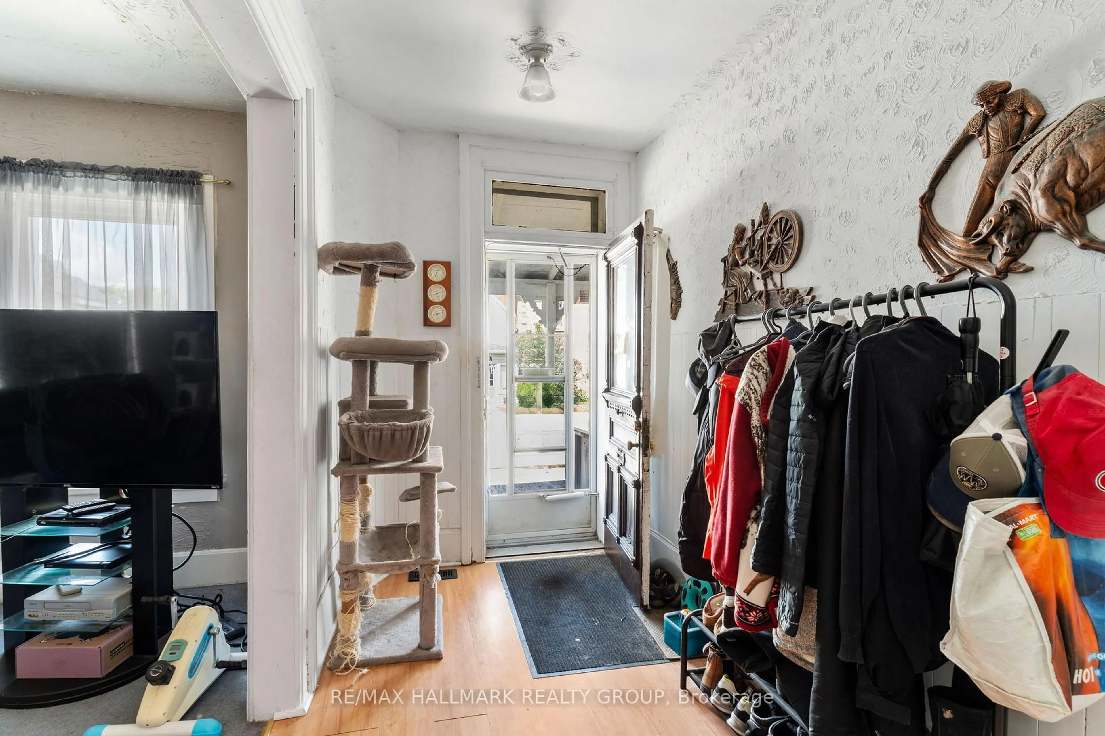 Indoor entryway for 101 Pearl St, Brockville Ontario K6V 4C3
