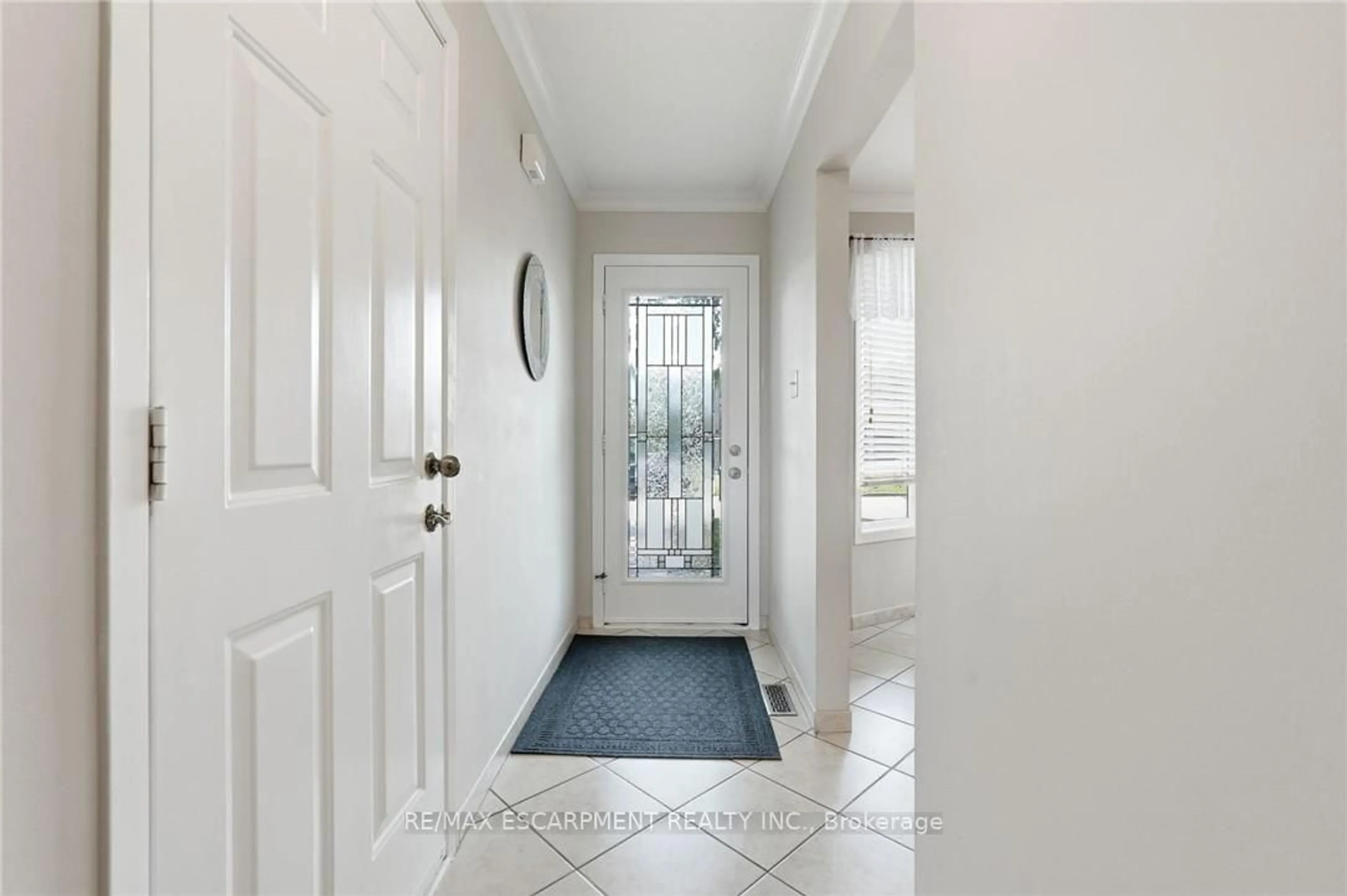 Indoor entryway for 30 Twinoaks Cres, Hamilton Ontario L8J 2E9