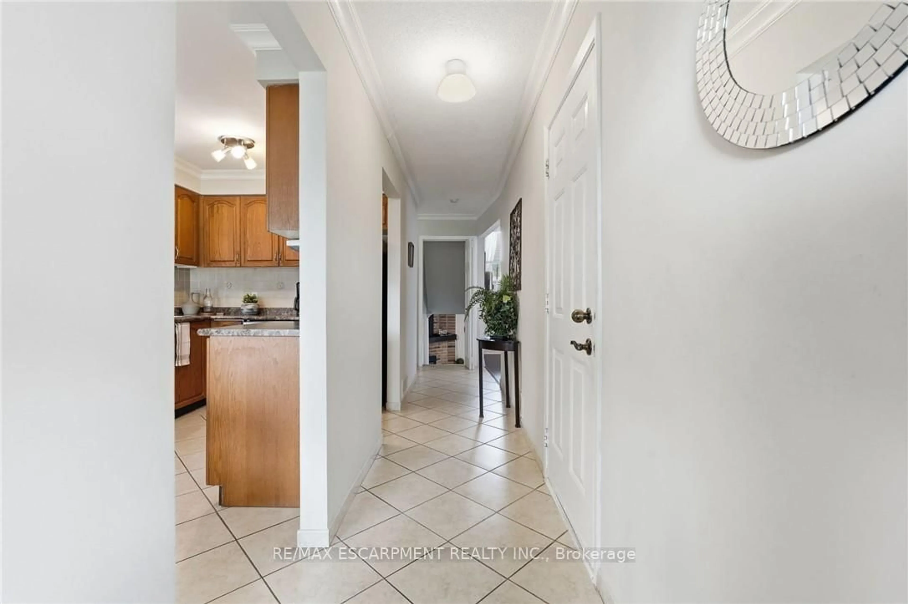 Indoor entryway for 30 Twinoaks Cres, Hamilton Ontario L8J 2E9