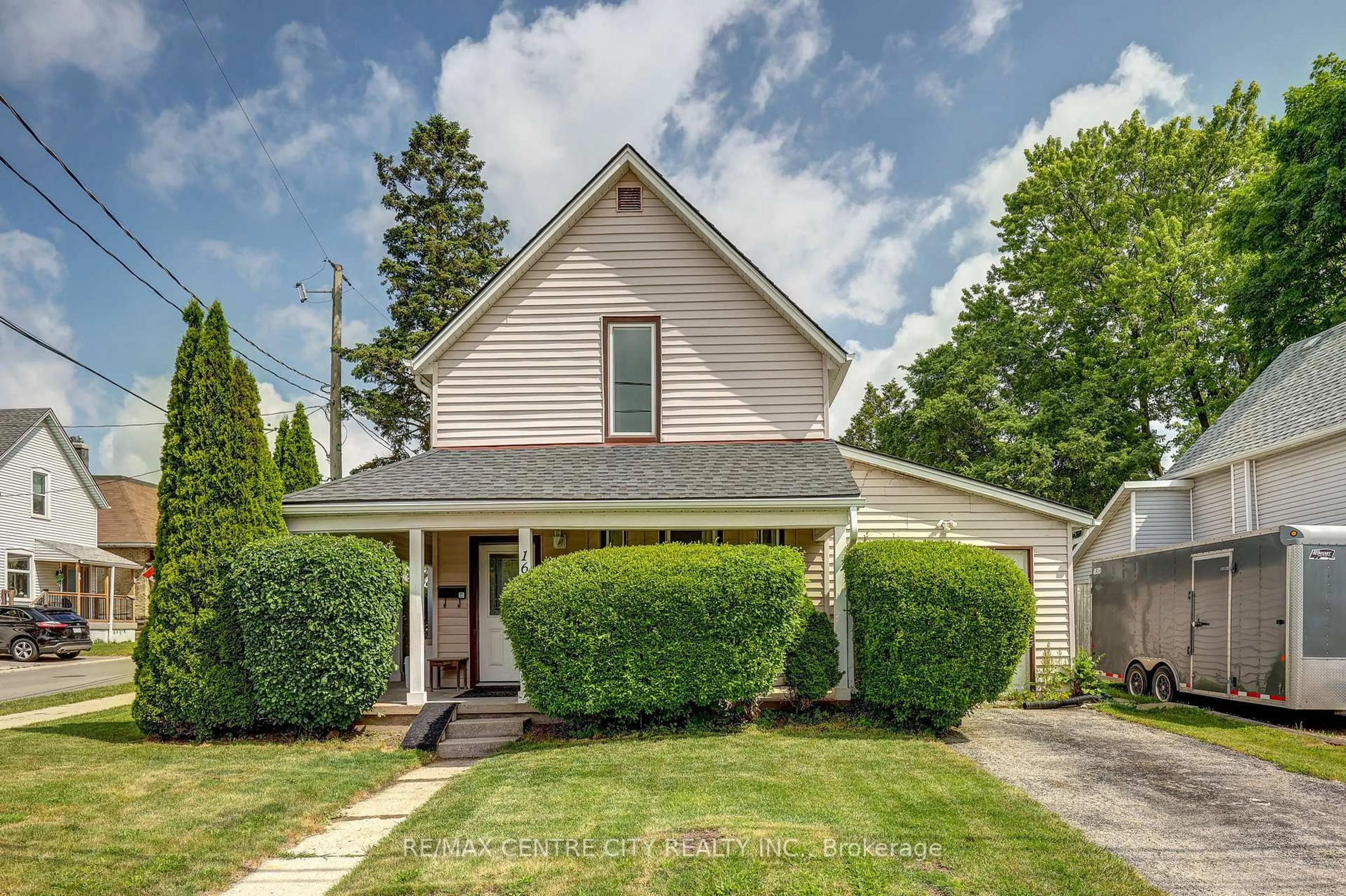 Home with vinyl exterior material, street for 169 Wellington St, St. Thomas Ontario N5R 2S3