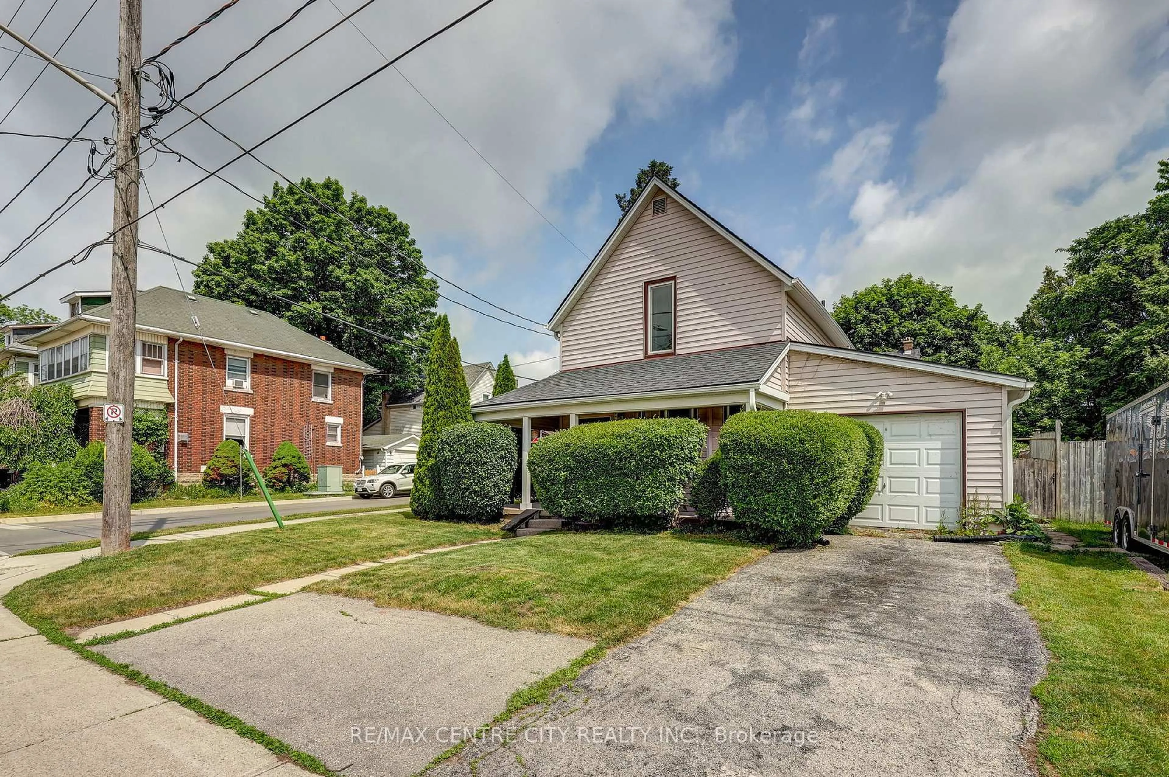 A pic from outside/outdoor area/front of a property/back of a property/a pic from drone, street for 169 Wellington St, St. Thomas Ontario N5R 2S3