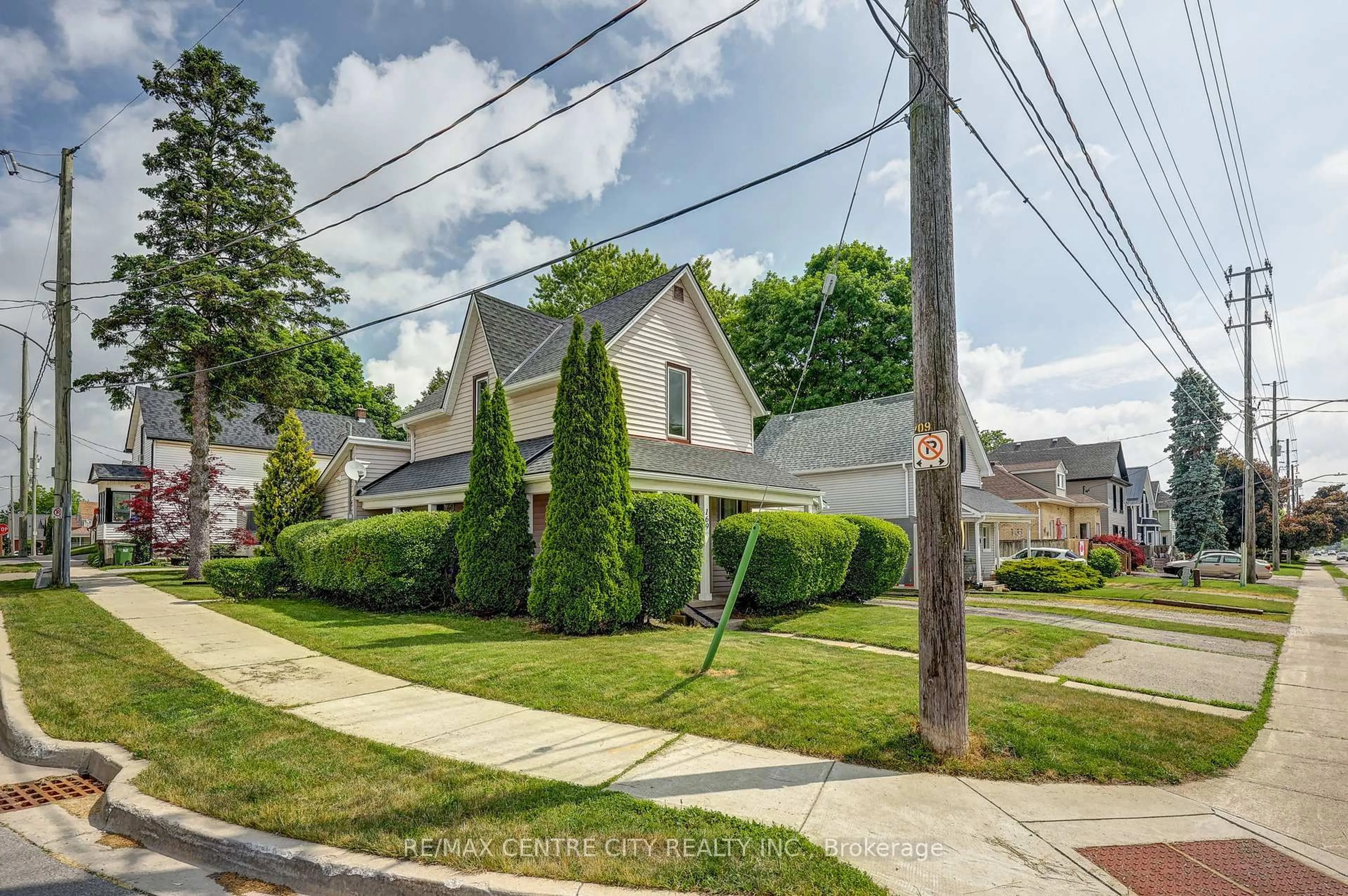 A pic from outside/outdoor area/front of a property/back of a property/a pic from drone, street for 169 Wellington St, St. Thomas Ontario N5R 2S3